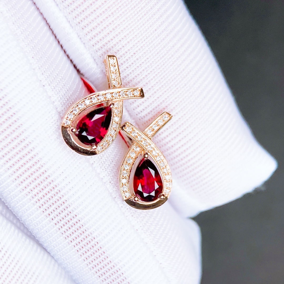 A Pair of 1.29Ctw Natural Tourmaline Earrings: A Pair of 1.29Ctw Natural Tourmaline Earrings,Size:0.3inx0.2in 一对1.29Ctw天然碧玺耳钉