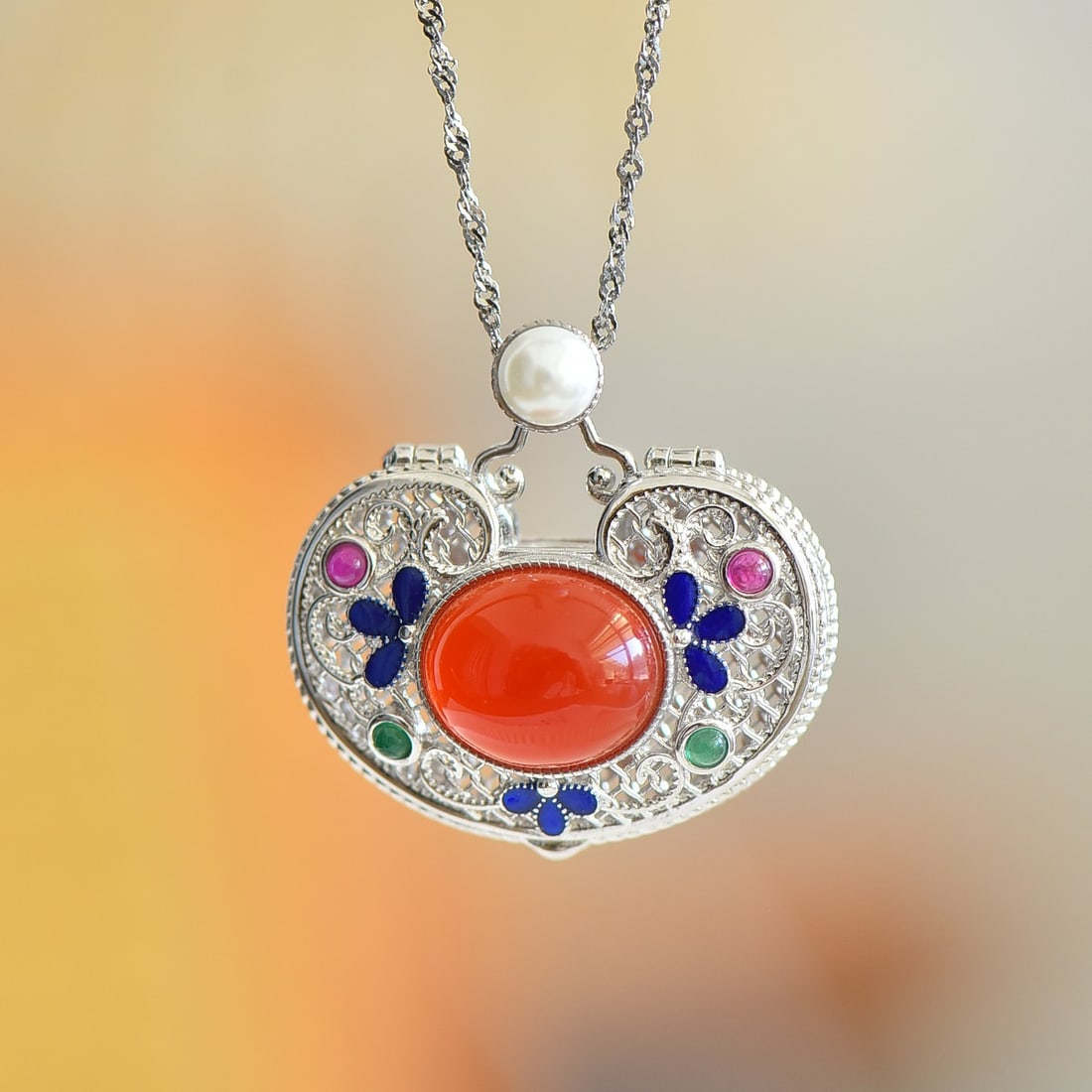 An Exquisite Sterling Silver Inlaid Agate Pendant,Inlaid Pearls: An Exquisite Sterling Silver Inlaid Agate Pendant,Inlaid Pearls,Size:0.4inx0.5in 纯银镶玛瑙吊坠,嵌珍珠