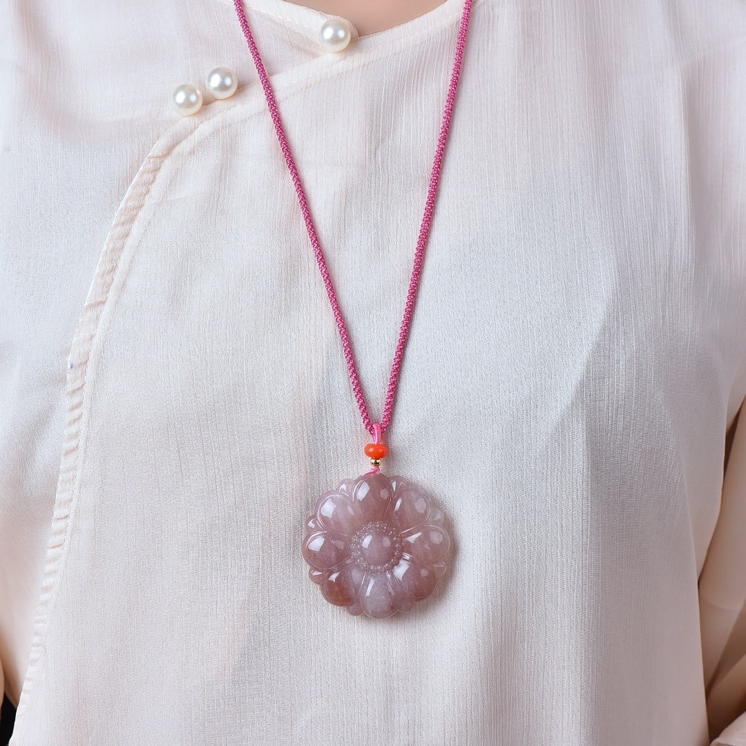 An Exquisite Red Jade Flower Pattern Pendant: An Exquisite Red Jade Flower Pattern Pendant,Size:2inx2in 红玉花卉纹挂件