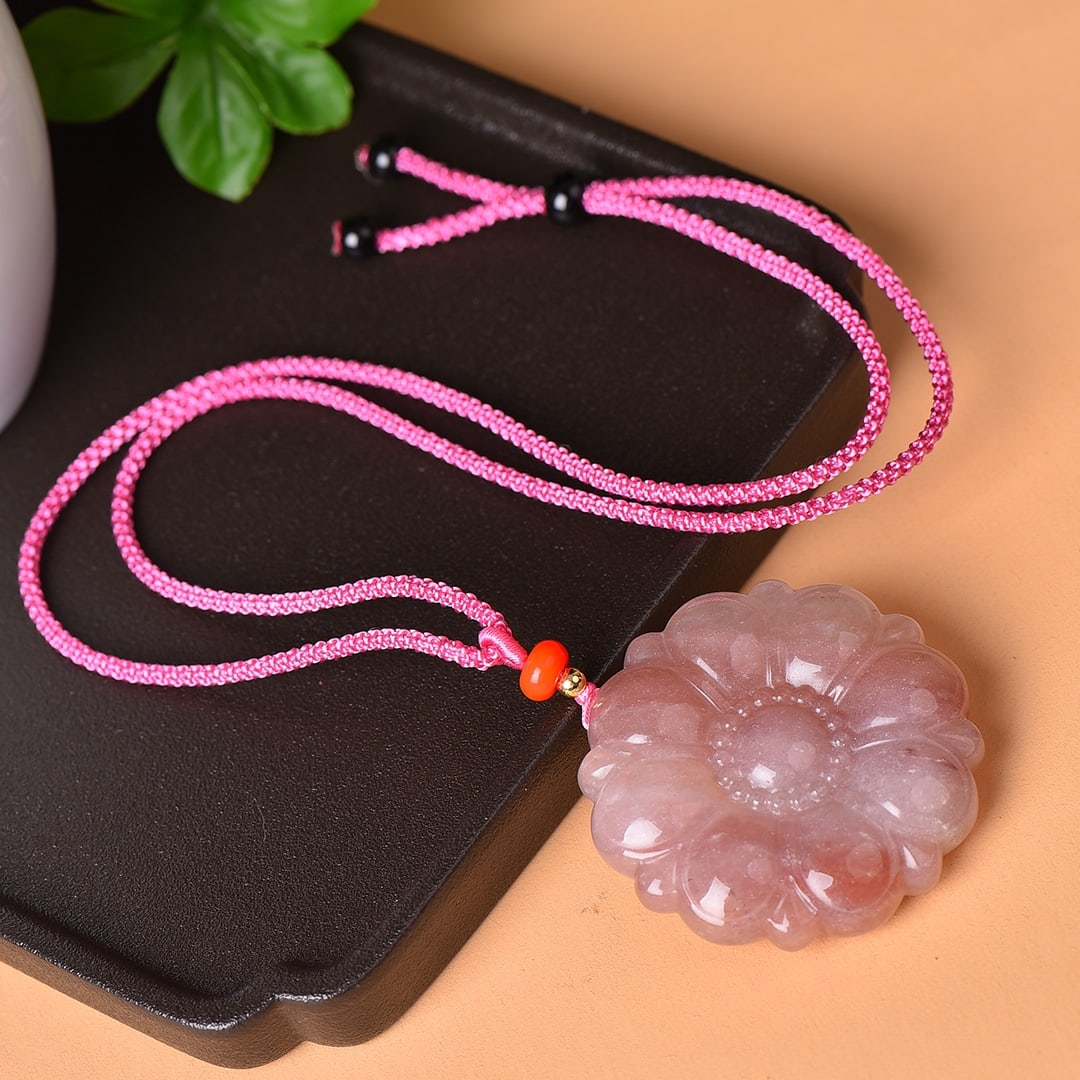 An Exquisite Red Jade Flower Pattern Pendant - 3