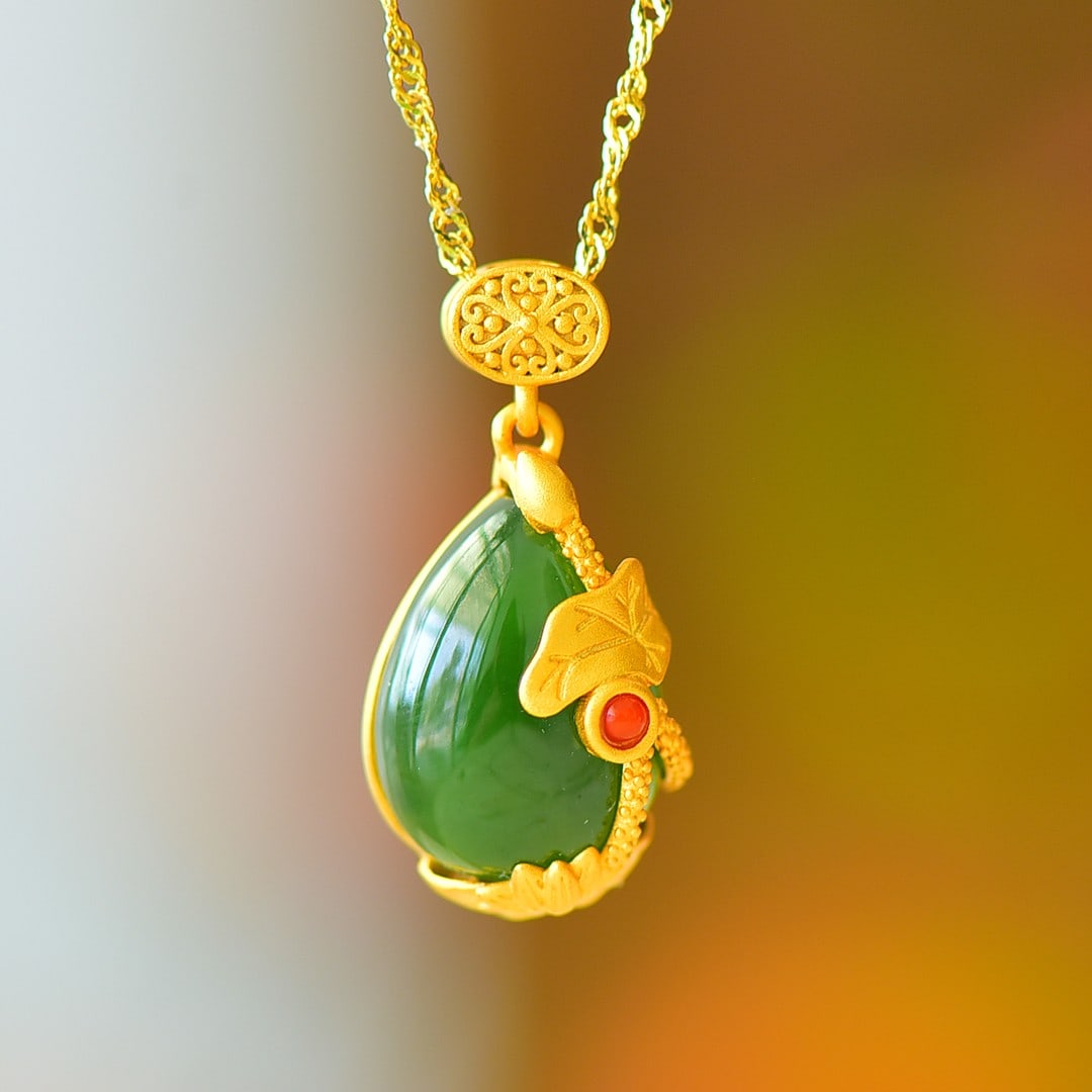 An Exquisite Sterling Silver-Gold Plated Inlaid Jasper Pendant: An Exquisite Sterling Silver-Gold Plated Inlaid Jasper Pendant 纯银镀金镶碧玉吊坠