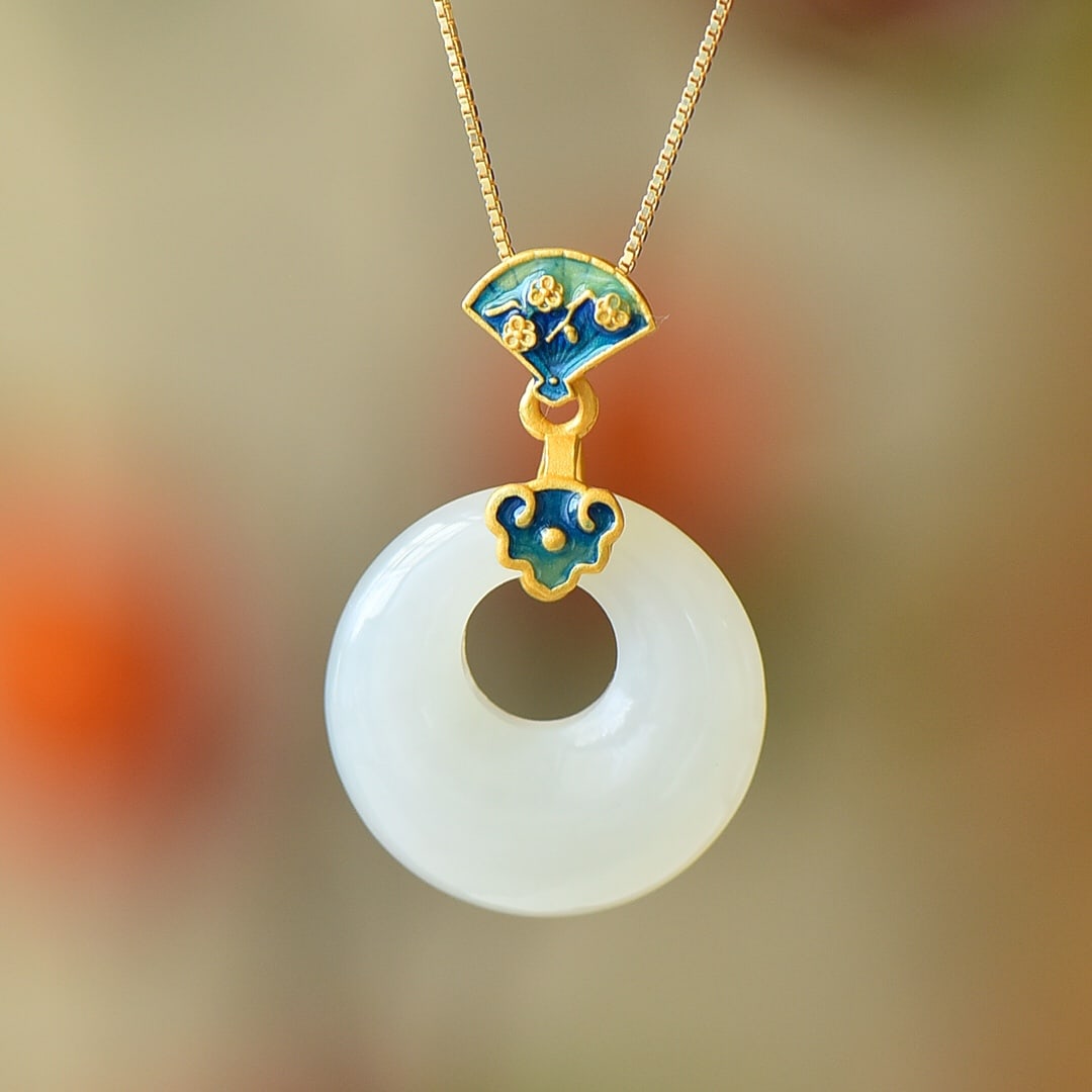 An Exquisite Sterling Silver-Gold Plated Inlaid White Jade Pendant: An Exquisite Sterling Silver-Gold Plated Inlaid White Jade Pendant,Size:0.8inx0.8in 纯银镀金镶白玉吊坠