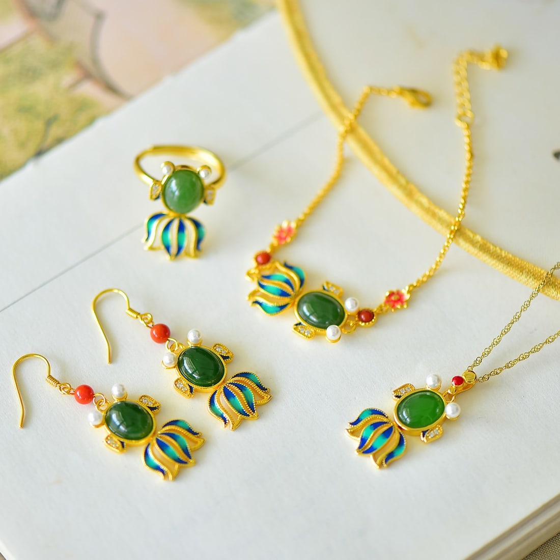 A Set of Fine Sterling Silver Inlaid Jasper Fish Pattern Jewelry: A Set of Fine Sterling Silver Inlaid Jasper Fish Pattern Jewelry 一套纯银镶碧玉鱼纹首饰