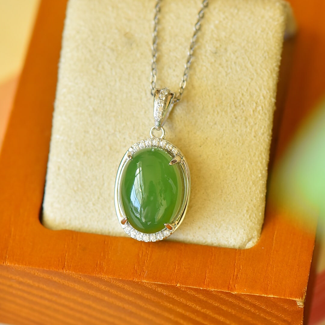 A Pair of Exquisite Sterling Silver Inlaid Jasper Necklace,Inlaid Diamond: A Pair of Exquisite Sterling Silver Inlaid Jasper Necklace,Inlaid Diamond,Size:0.5inx1in 纯银镶碧玉项链,嵌钻石