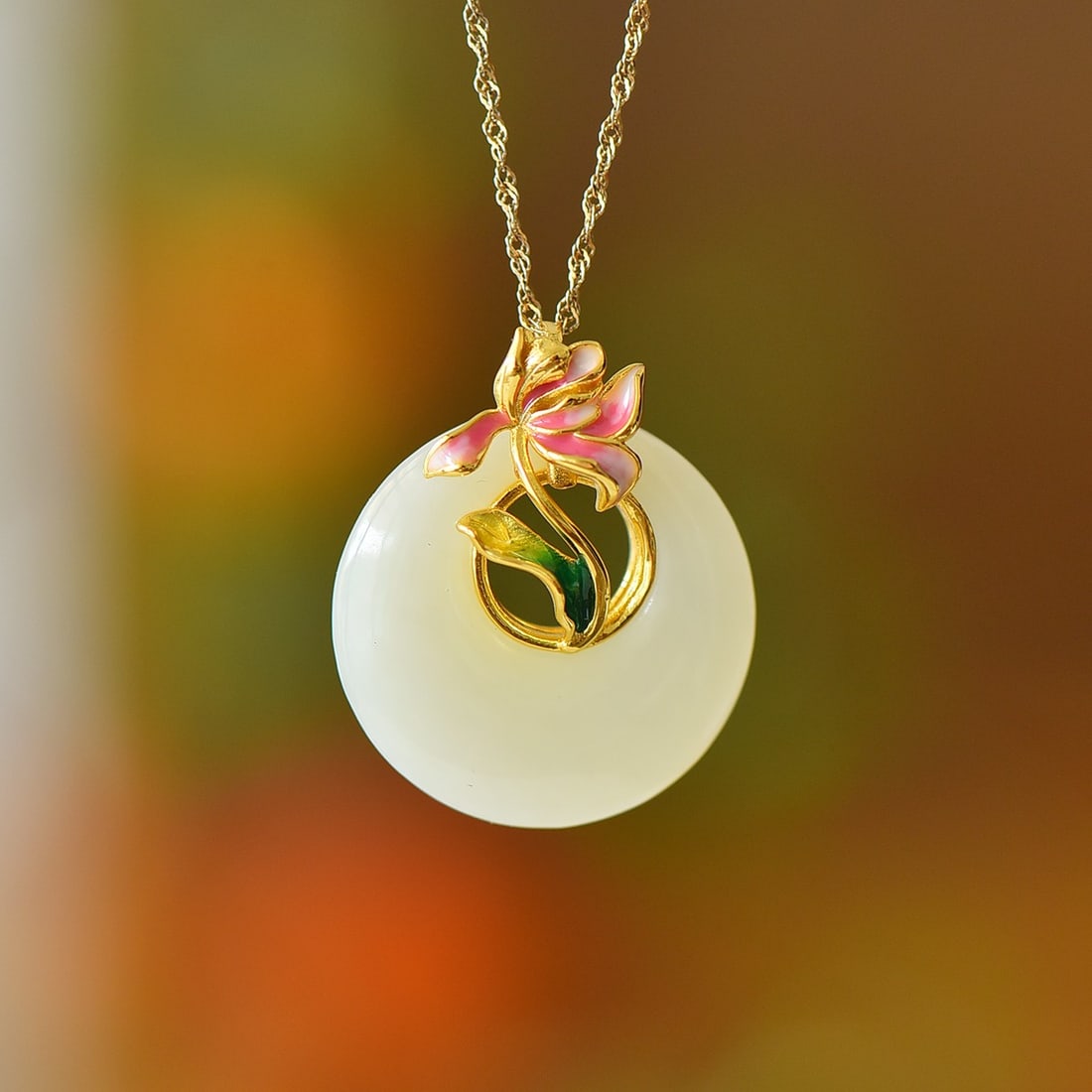 An Exquisite Sterling Silver Inlaid White Jade Flower Pattern Necklace: An Exquisite Sterling Silver Inlaid White Jade Flower Pattern Necklace,Size:1inx1in 纯银镶白玉花卉纹项链