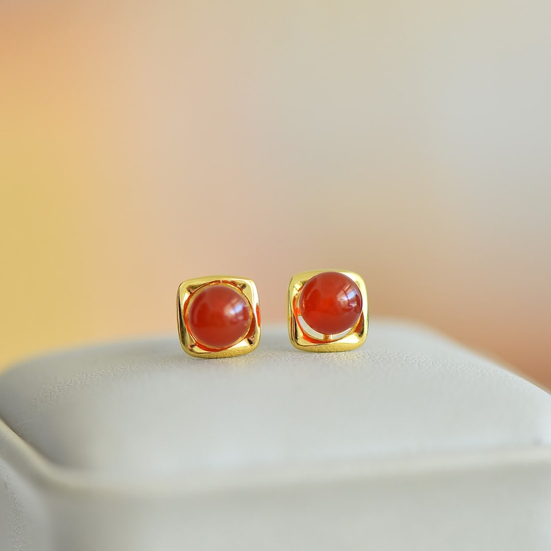 A Pair of Exquisite Sterling Silver-Gold Plated Inlaid Agate Earrings: A Pair of Exquisite Sterling Silver-Gold Plated Inlaid Agate Earrings,Size:0.2inx0.2in 一对纯银镀金镶玛瑙耳钉