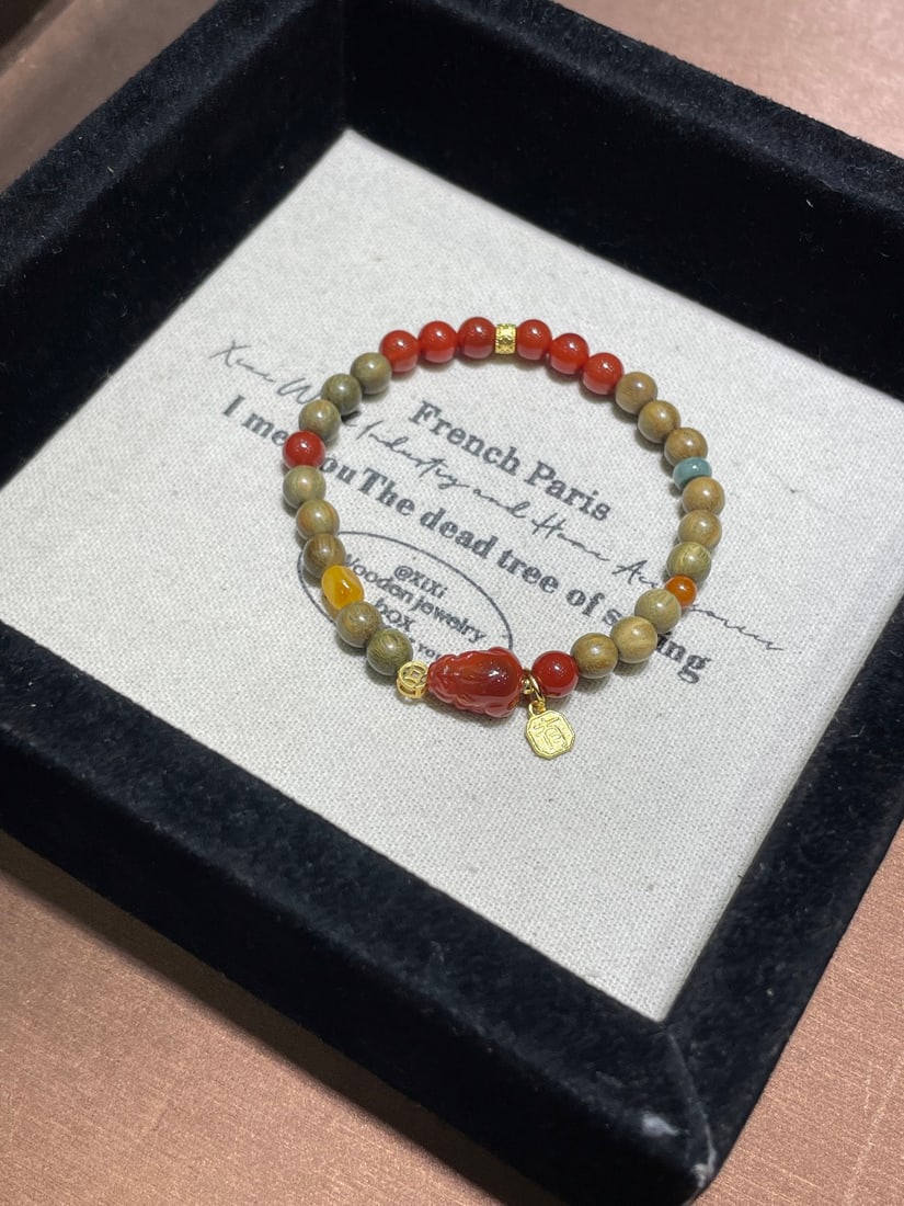 An Exquisite Green Tanwood With Agate Bracelet: An Exquisite Green Tanwood With Agate Bracelet,Size:0.2in 绿檀木配玛瑙手串