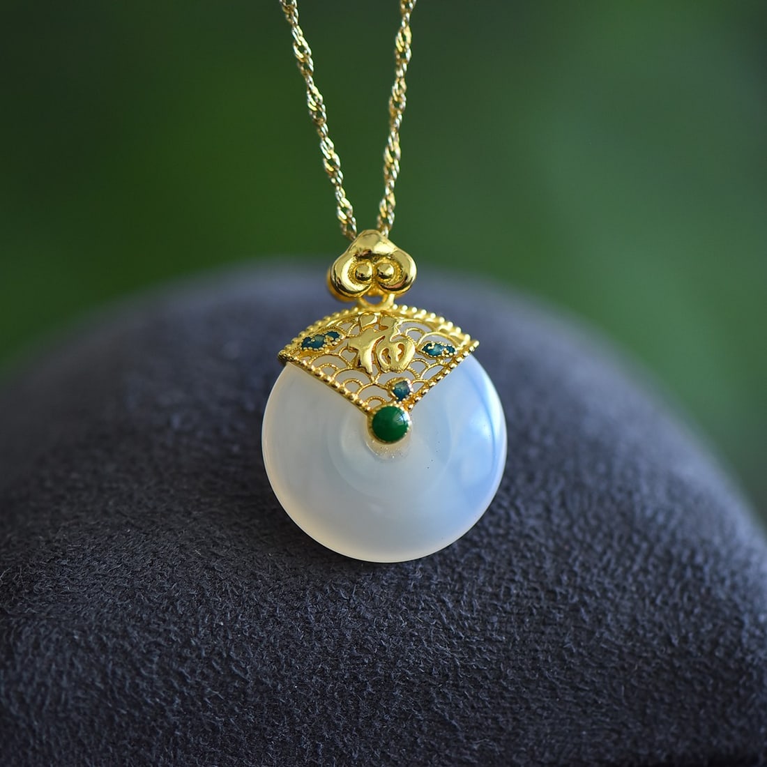 An Exquisite Sterling Silver-Gold Plated Inlaid Agate Pendant: An Exquisite Sterling Silver-Gold Plated Inlaid Agate Pendant,Size:0.8inx0.8in 纯银镀金镶玛瑙吊坠