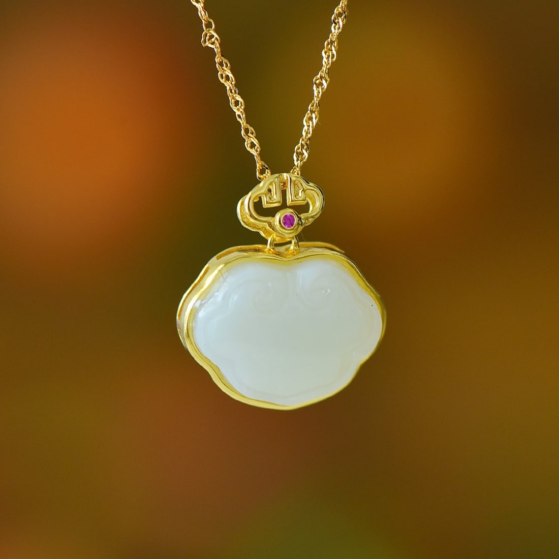 An Exquisite Sterling Silver Inlaid White Jade Auspicious Cloud Pattern Necklace: An Exquisite Sterling Silver Inlaid White Jade Auspicious Cloud Pattern Necklace,Size:0.6inx0.7in 纯银镶白玉祥云纹项链