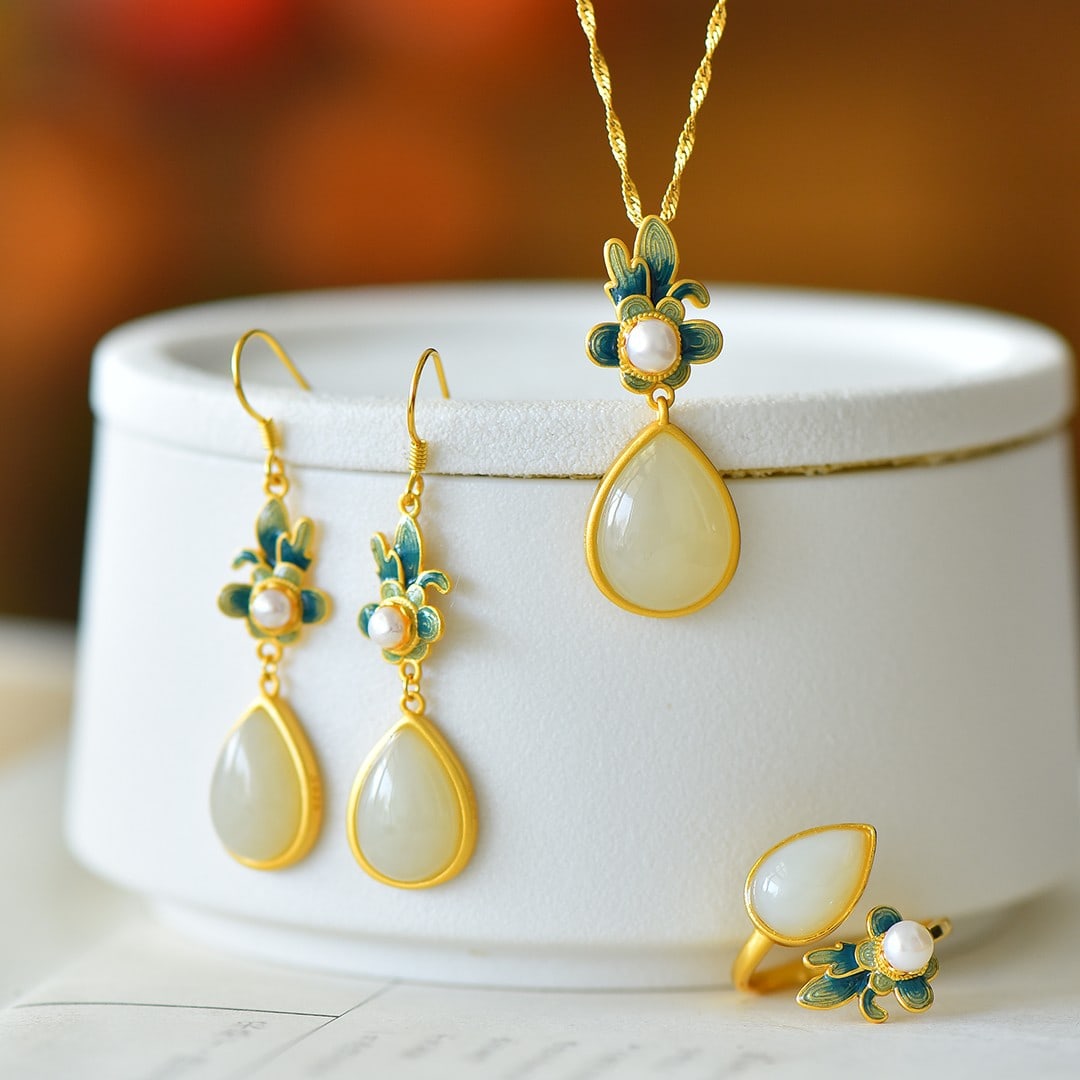 A Set of Fine Sterling Silver Inlaid White Jade Flower Pattern Jewelry: A Set of Fine Sterling Silver Inlaid White Jade Flower Pattern Jewelry 一套纯银镶白玉花卉纹首饰