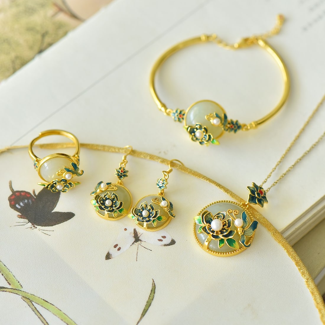 A Set of Fine Sterling Silver-Gold Plated Inlaid White Jade Jewelrys,Inlaid Pearl: A Set of Fine Sterling Silver-Gold Plated Inlaid White Jade Jewelrys,Inlaid Pearl 一套纯银镀金镶白玉首饰,嵌珍珠