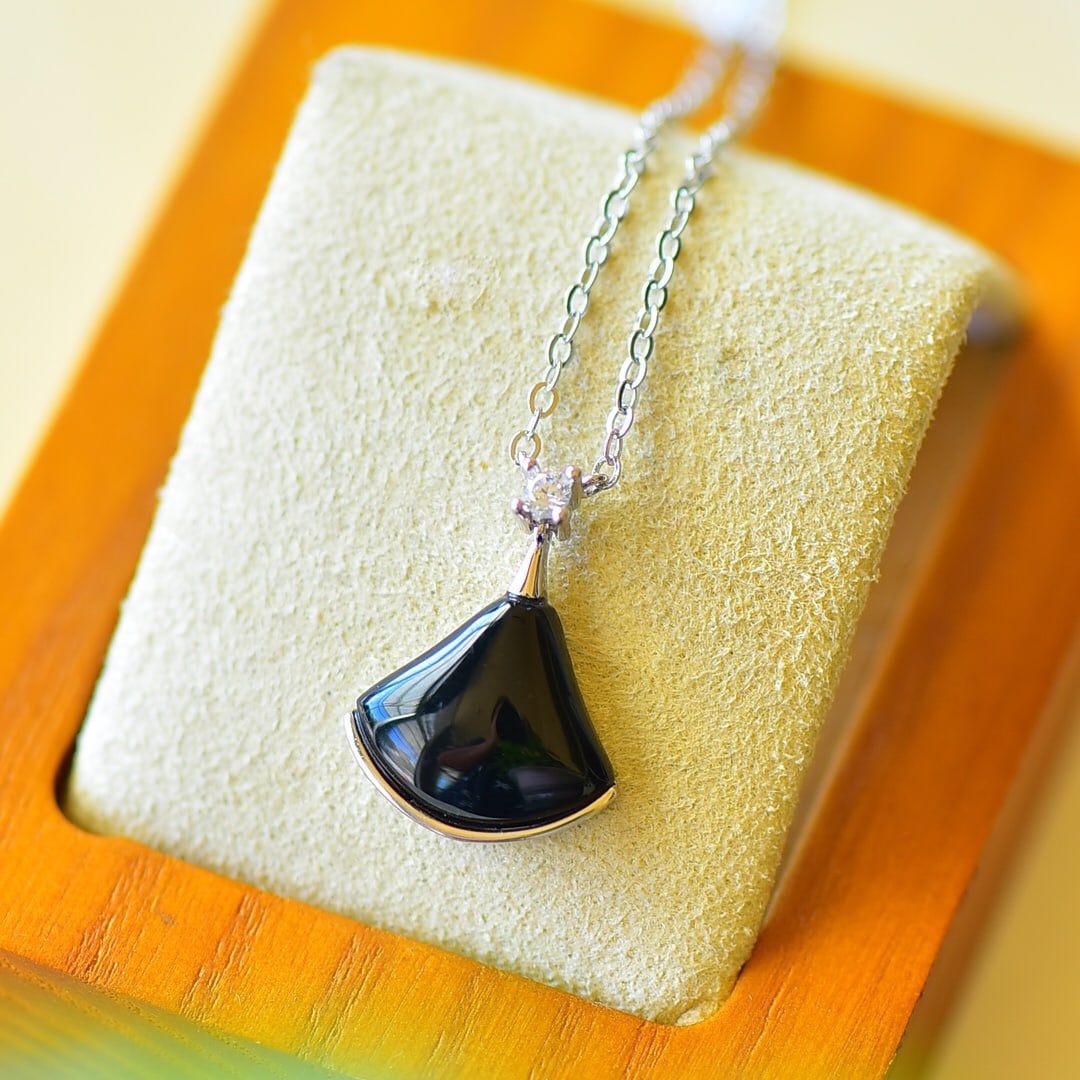 A Pair of Exquisite Sterling Silver-Gold Plated Inlaid Black Jade Necklace,Inlaid Diamond: A Pair of Exquisite Sterling Silver-Gold Plated Inlaid Black Jade Necklace,Inlaid Diamond,Size:0.6inx0.8in 