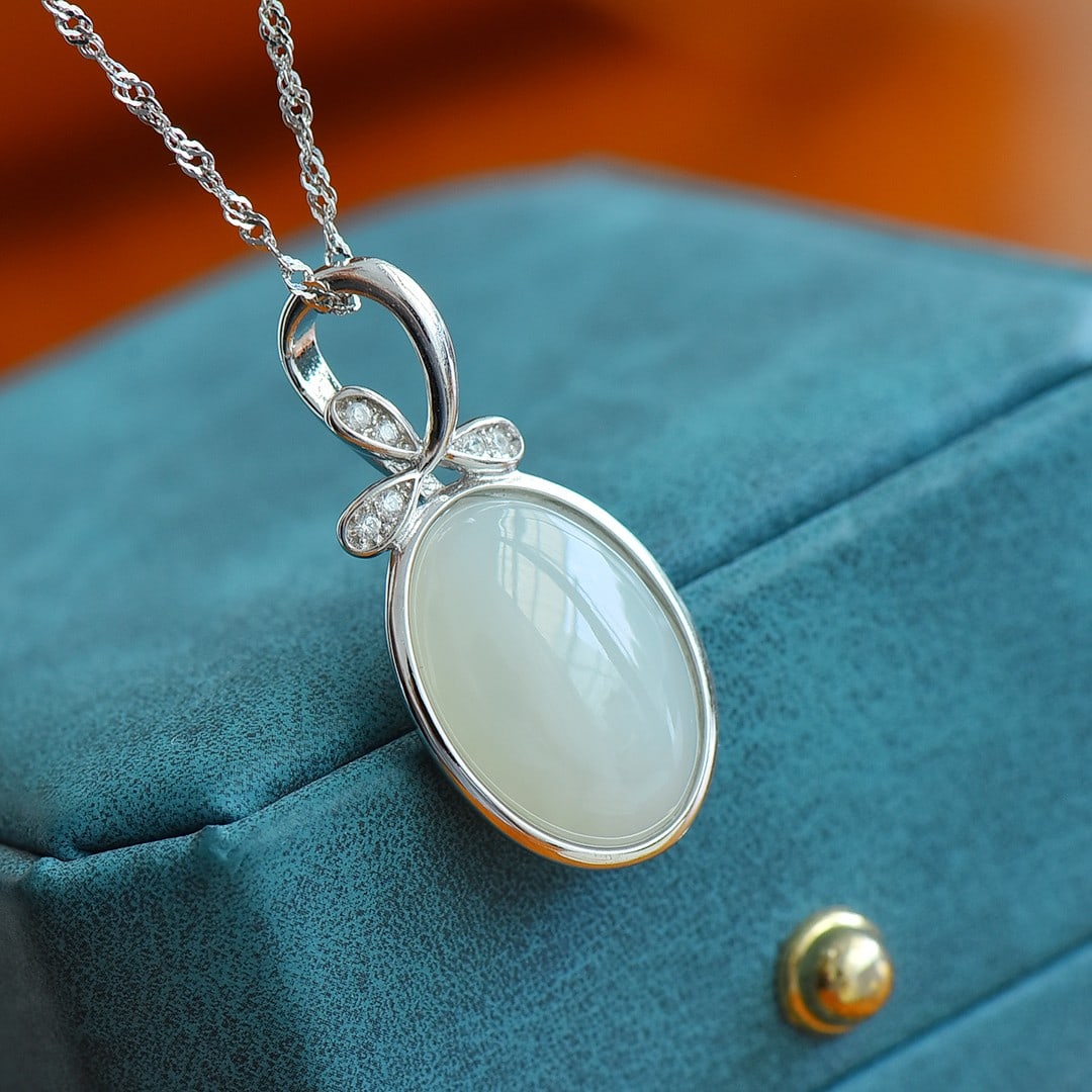 An Exquisite Sterling Silver Inlaid White Jade Pendant , Inlaid Diamond: Sterling Silver Inlaid White Jade Pendant , Inlaid Diamond , Size :0.5inx0.7in 纯银镶白玉吊坠,嵌钻石,尺寸:0.5inx0.7in