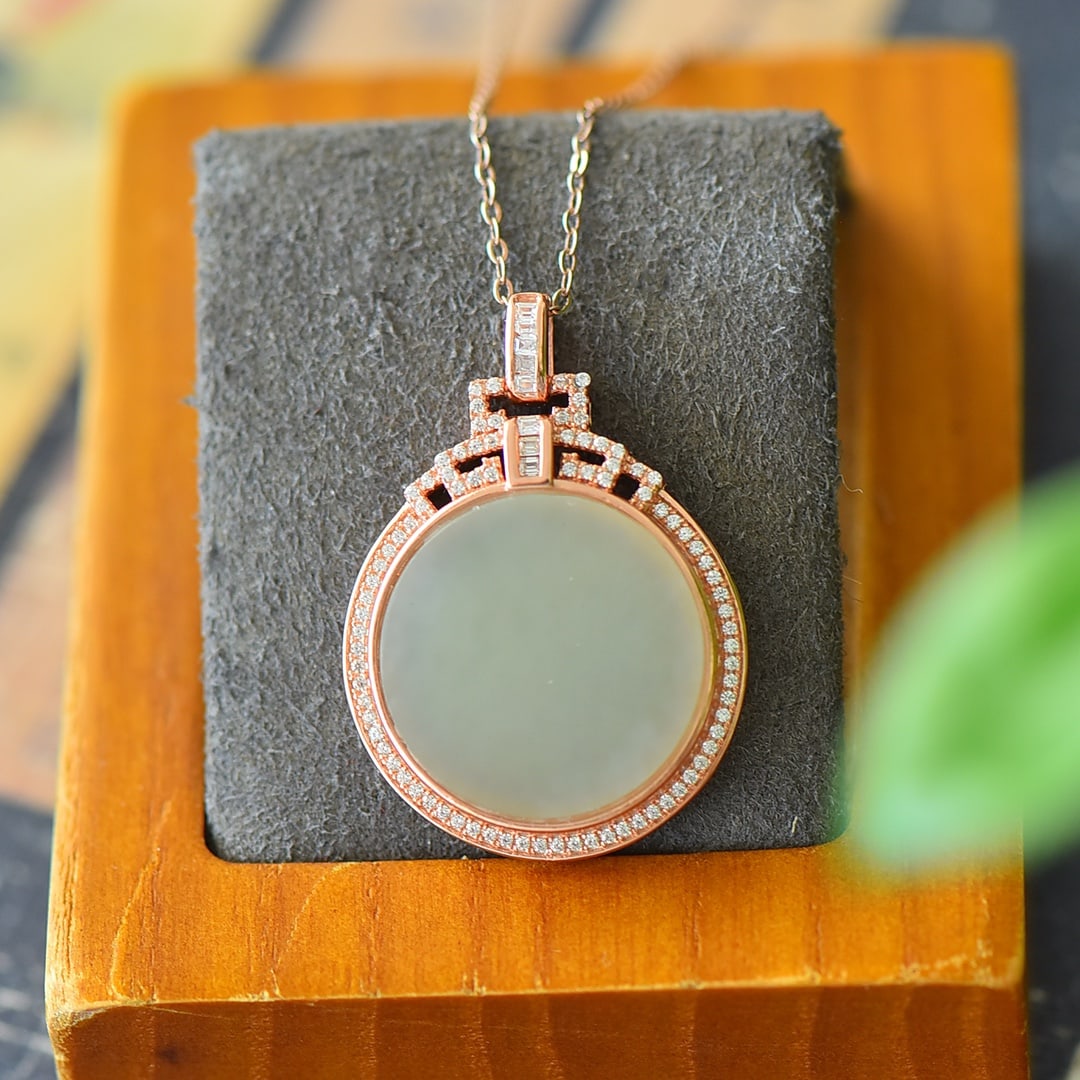 An Exquisite Sterling Silver-Gold Plated Inlaid Greenish Jade Necklace,Inlaid Diamond: An Exquisite Sterling Silver-Gold Plated Inlaid Greenish Jade Necklace,Inlaid Diamond,Size:0.8inx1.3in 