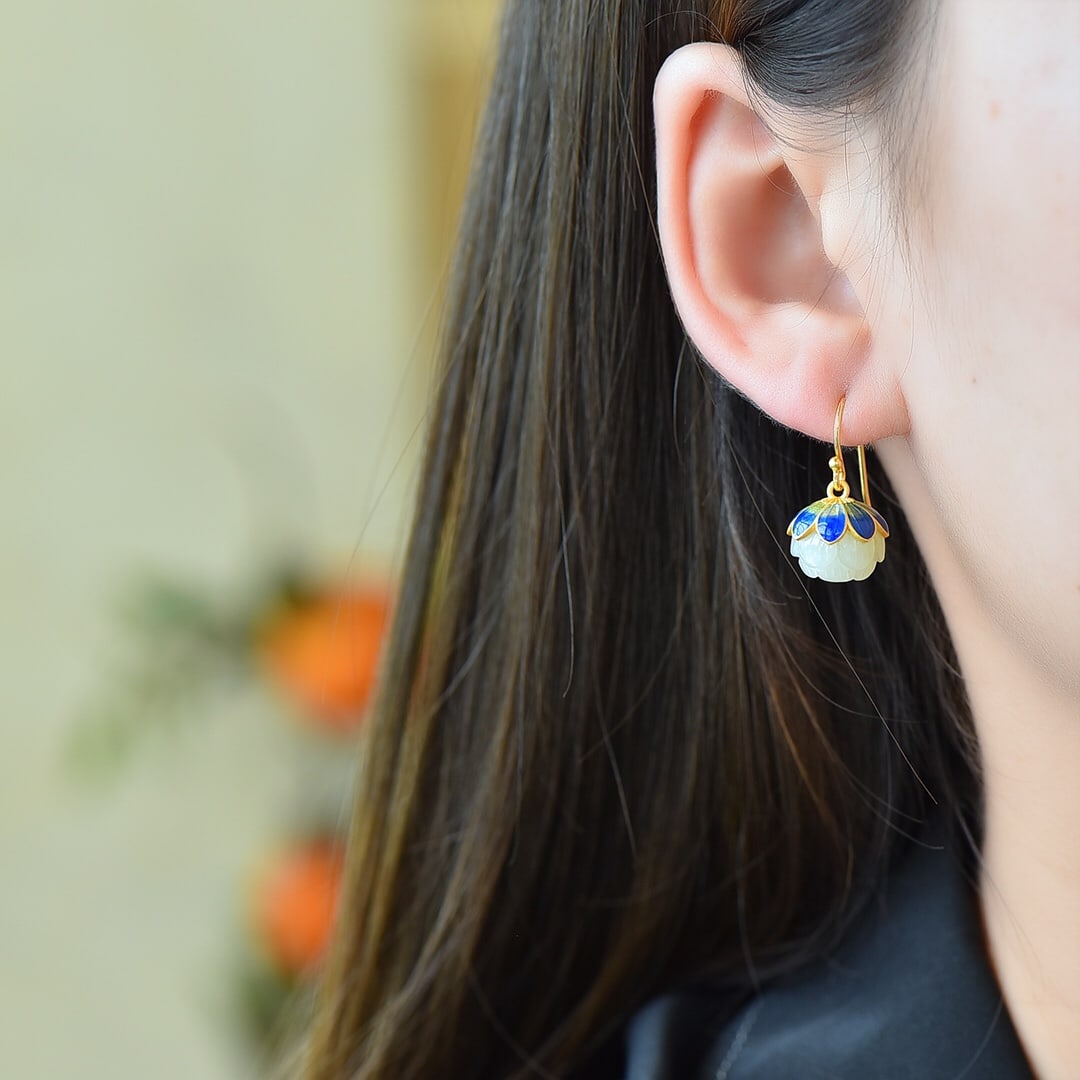 A Pair of Exquisite Sterling Silver-Gold Plated Inlaid White Jade Earrings: A Pair of Exquisite Sterling Silver-Gold Plated Inlaid White Jade Earrings,Size:0.5inx0.5in 一对纯银镀金镶白玉耳环