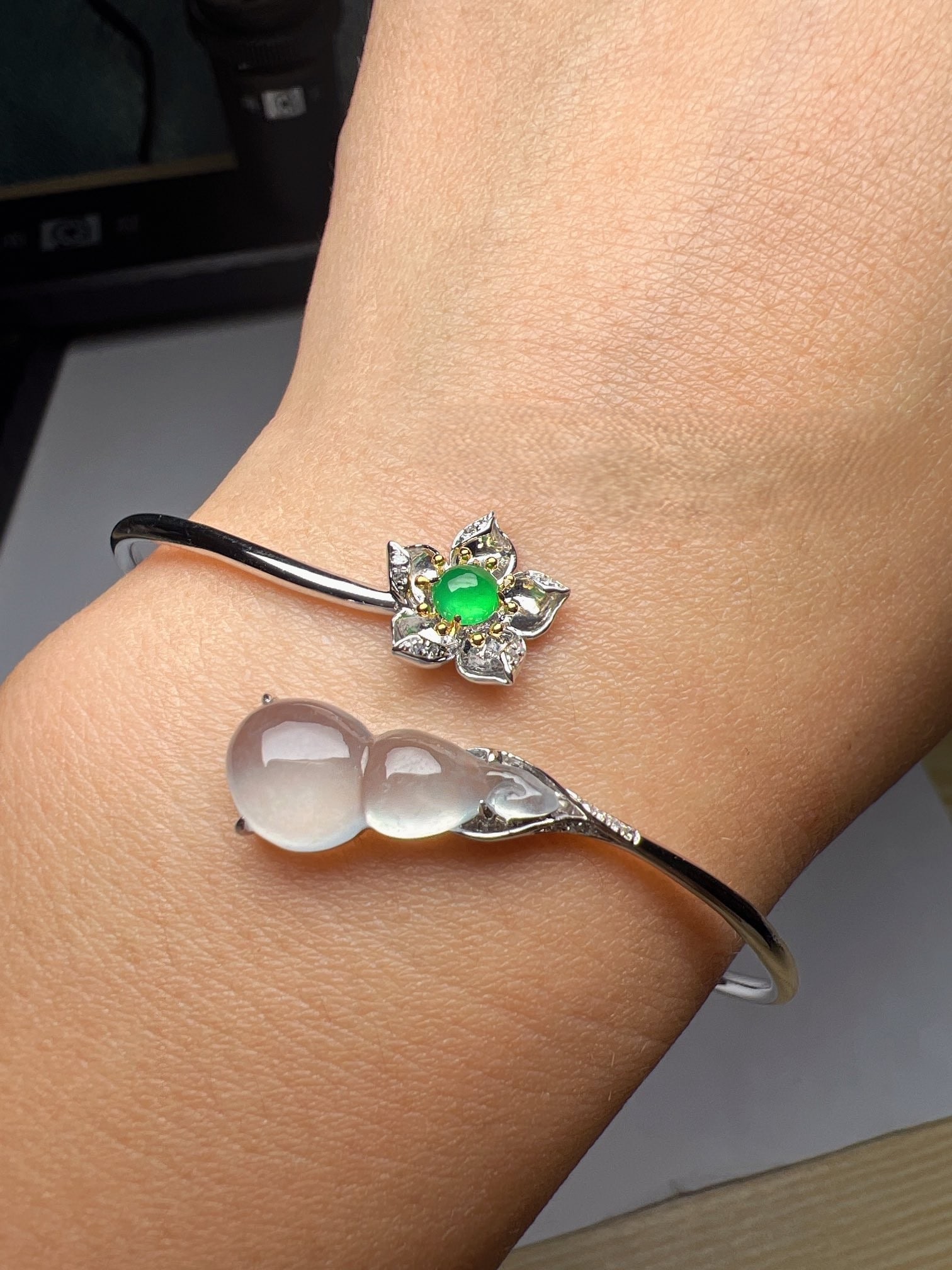 An Exquisite 18k Gold Diamond Inlaid Jadeite Bracelet: An Exquisite 18k Gold Diamond Inlaid Jadeite Bracelet,Size(Loose Stone):0.7inx0.3inx0.2in #55 18k金钻镶嵌翡翠手镯