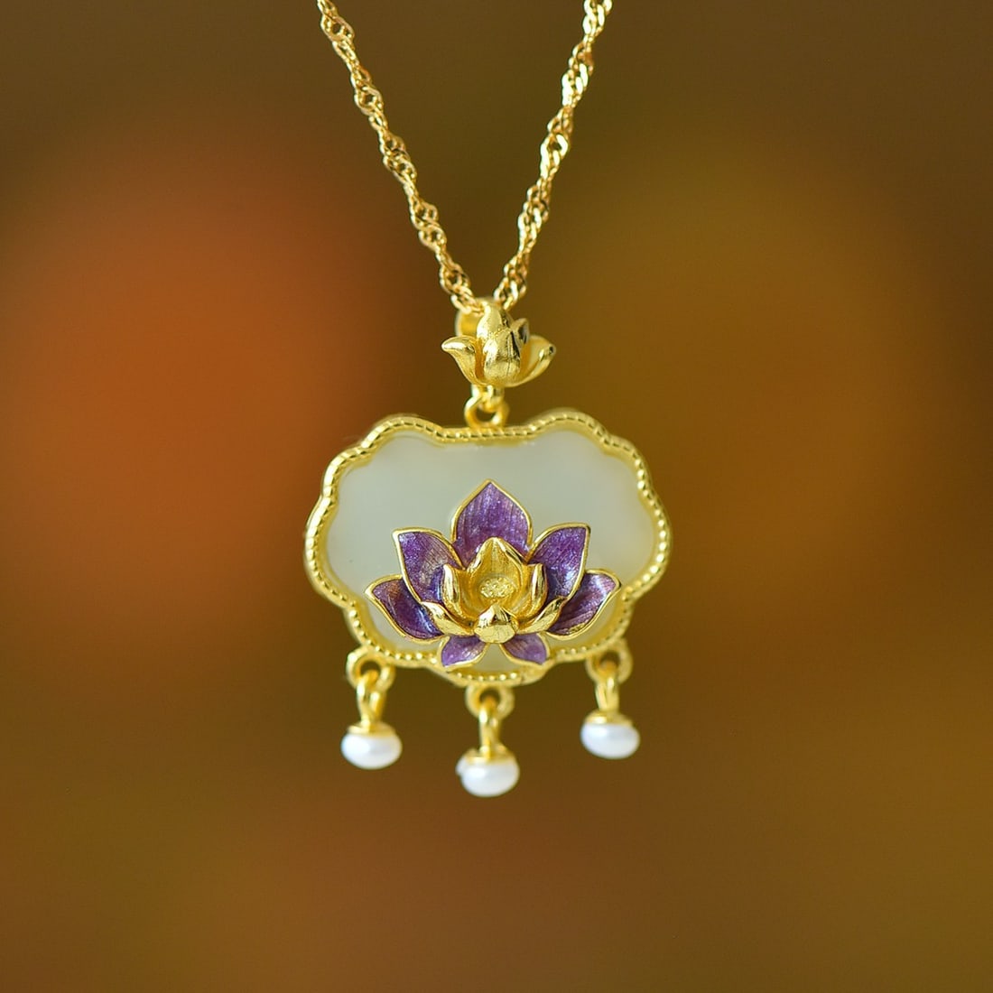 An Exquisite Sterling Silver-Gold Plated Inlaid White Jade Pendant,Inlaid Pearls: An Exquisite Sterling Silver-Gold Plated Inlaid White Jade Pendant,Inlaid Pearls,Size:0.5inx0.7in 纯银镀金镶白玉吊坠,嵌珍珠