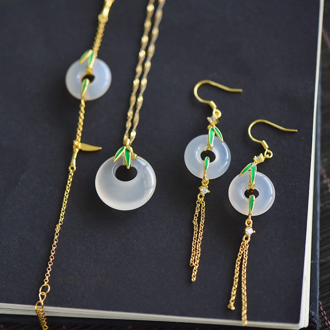 A Set of Fine Sterling Silver-Gold Plated Inlaid Agate Jewelrys: A Set of Fine Sterling Silver-Gold Plated Inlaid Agate Jewelrys 一套纯银镀金镶玛瑙首饰