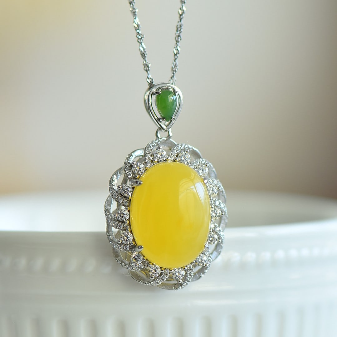 An Exquisite Sterling Silver Inlaid Amber Pendant: An Exquisite Sterling Silver Inlaid Amber Pendant, 纯银镶琥珀吊坠
