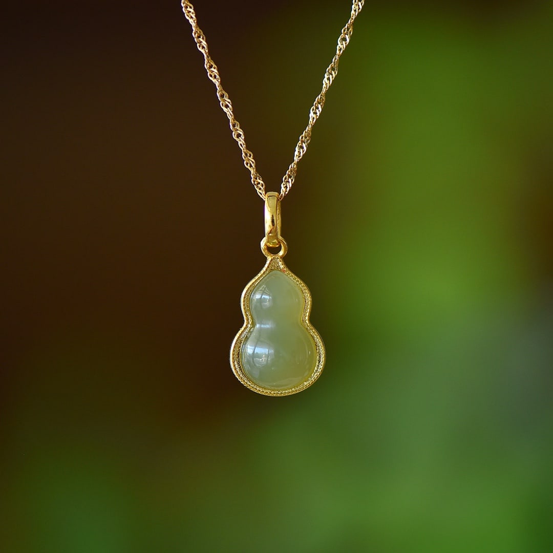 An Exquisite Sterling Silver-Gold Plated Inlaid Greenish Jade Necklace: An Exquisite Sterling Silver-Gold Plated Inlaid Greenish Jade Necklace,Size:0.3inx0.5in 纯银镀金镶青玉项链
