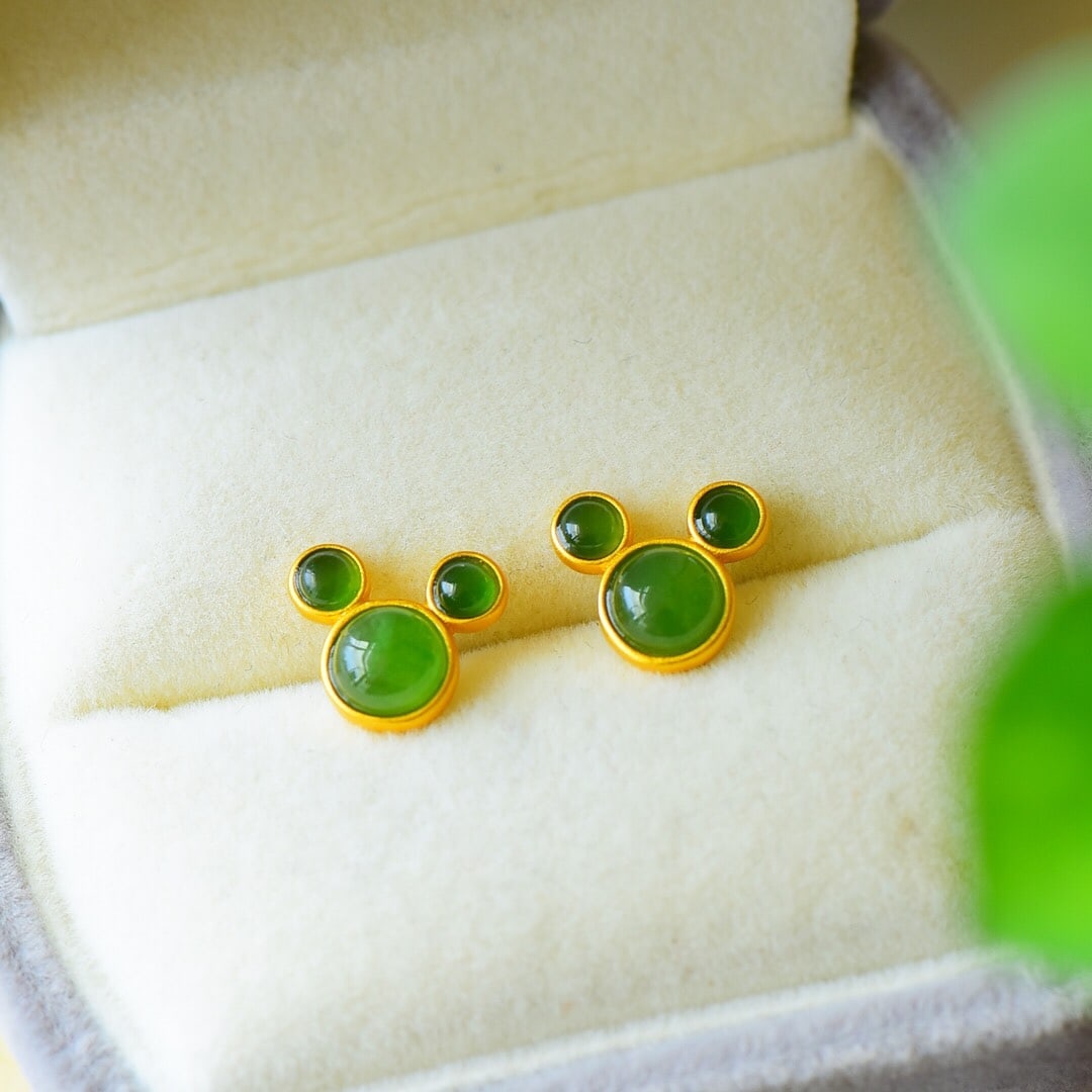 A Pair of Exquisite Sterling Silver-Gold Plated Inlaid Jasper Earrings: A Pair of Exquisite Sterling Silver-Gold Plated Inlaid Jasper Earrings,Size:0.5inx0.4in 一对纯银镀金镶碧玉耳钉