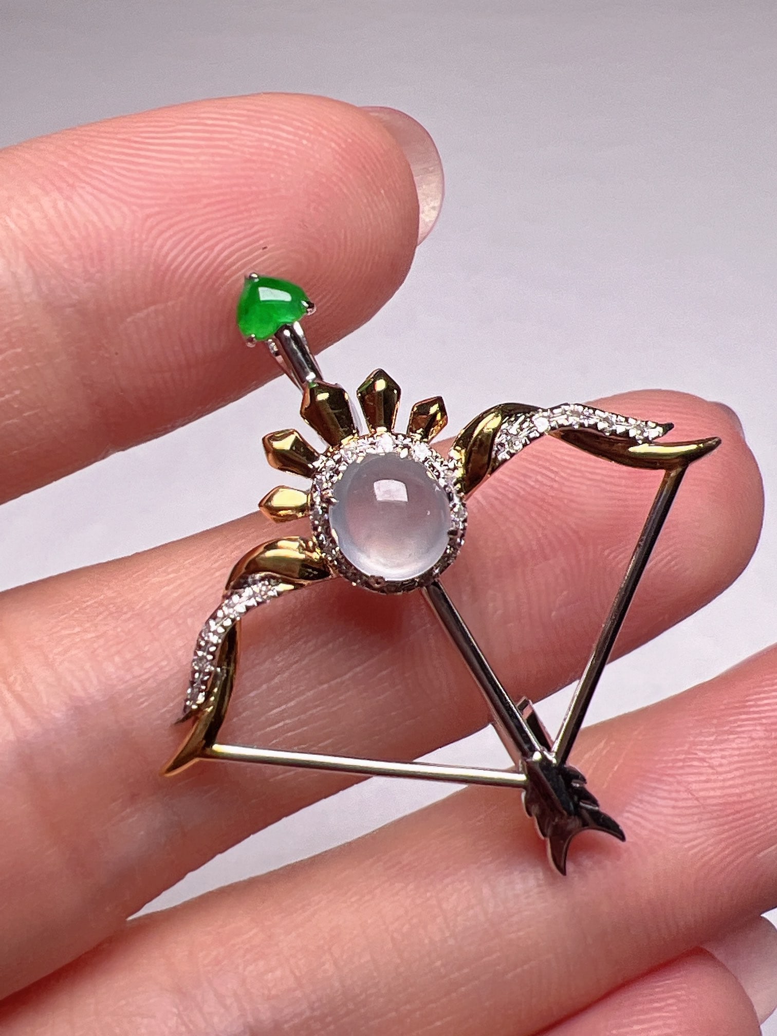 An Exquisite 18k Gold Diamond Inlaid Jadeite Pendant& Brooch Dual-Purpose: An Exquisite 18k Gold Diamond Inlaid Jadeite Pendant& Brooch Dual-Purpose,Size(Loose Stone):0.2inx0.2in 18k金钻镶嵌翡翠吊坠&胸针两