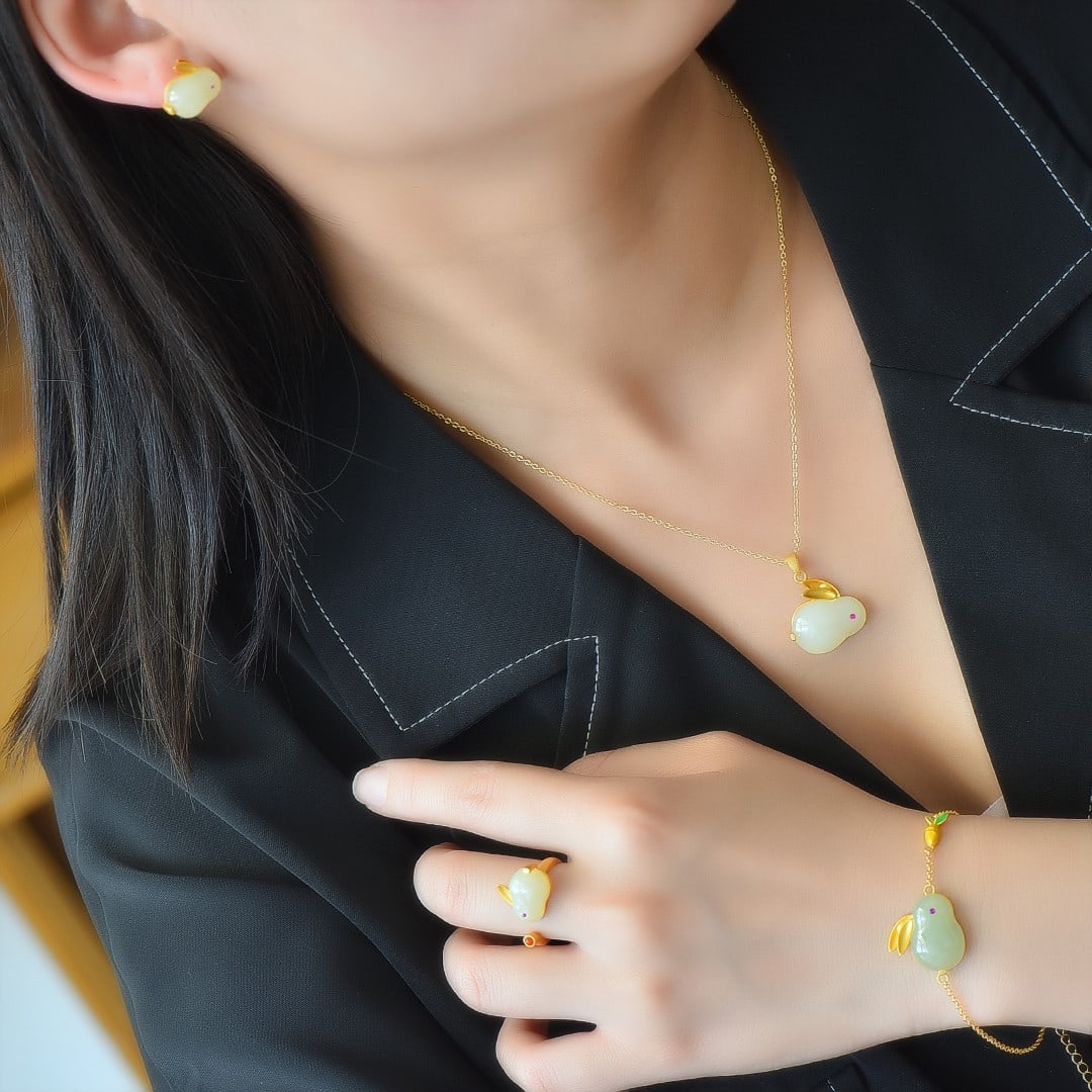 A Set of Fine Sterling Silver-Gold Plated Inlaid White Jade Jewelrys: A Set of Fine Sterling Silver-Gold Plated Inlaid White Jade Jewelrys 一套纯银镀金镶白玉首饰