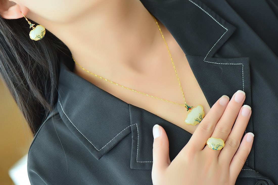 A Set of Fine Sterling Silver-Gold Plated Inlaid White Jade Jewelrys: A Set of Fine Sterling Silver-Gold Plated Inlaid White Jade Jewelrys 一套纯银镀金镶白玉首饰