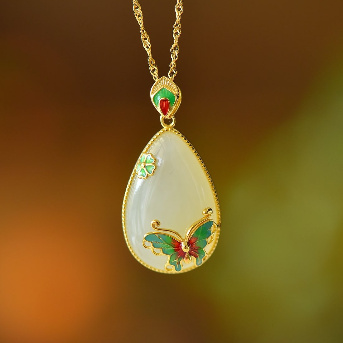 An Exquisite Sterling Silver-Gold Plated Inlaid White Jade Pendant: An Exquisite Sterling Silver-Gold Plated Inlaid White Jade Pendant,Size:0.6inx0.9in 纯银镀金镶白玉吊坠