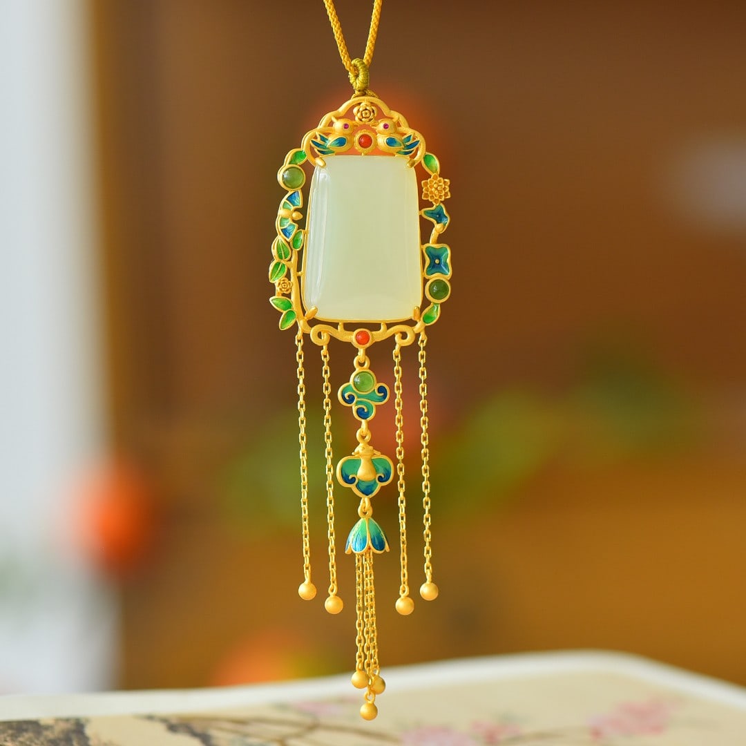 An Exquisite Sterling Silver-Gold Plated Inlaid White Jade Pendant: An Exquisite Sterling Silver-Gold Plated Inlaid White Jade Pendant,Size:0.7inx1.1in 纯银镀金镶白玉吊坠