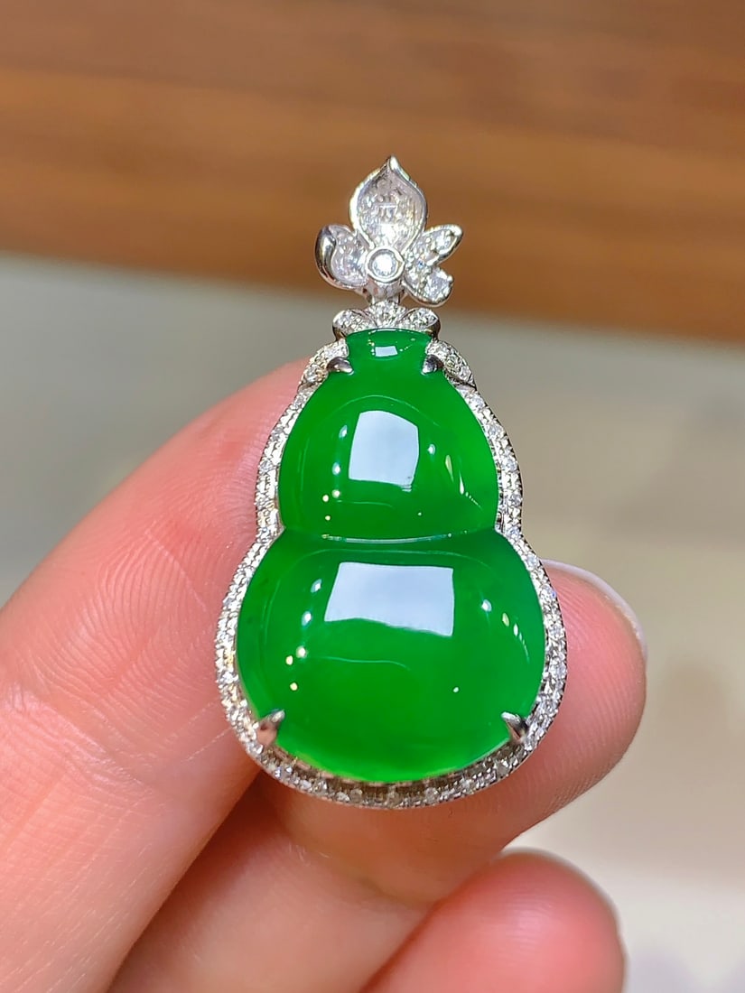 An Exquisite 18k Gold Diamond Inlaid Jadeite Pendant: An Exquisite 18k Gold Diamond Inlaid Jadeite Pendant,Size(Loose Stone):0.8inx0.6inx0.2in 18k金钻镶嵌翡翠吊坠