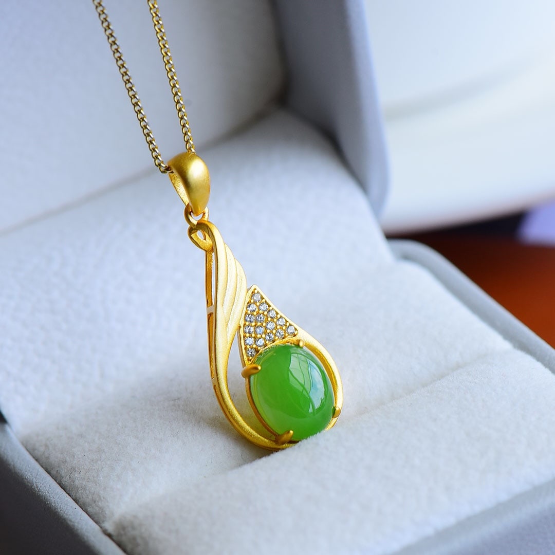 An Exquisite Sterling Silver-Gold Plated Inlaid Jasper Pendant,Inlaid Diamond: An Exquisite Sterling Silver-Gold Plated Inlaid Jasper Pendant,Inlaid Diamond,Size:0.3inx0.4in 纯银镀金镶碧玉项链,嵌钻石