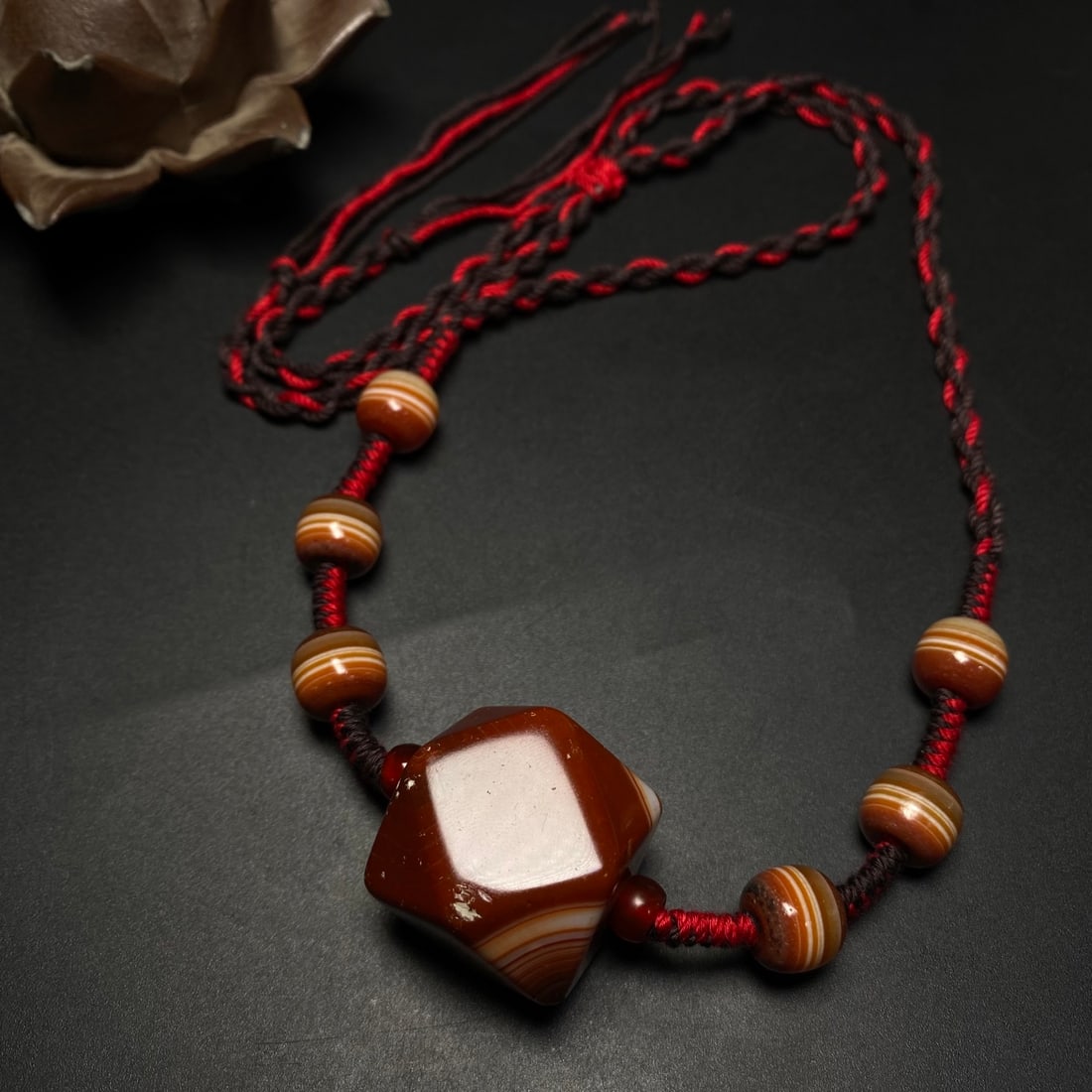 A Precious Agate Necklace - 5