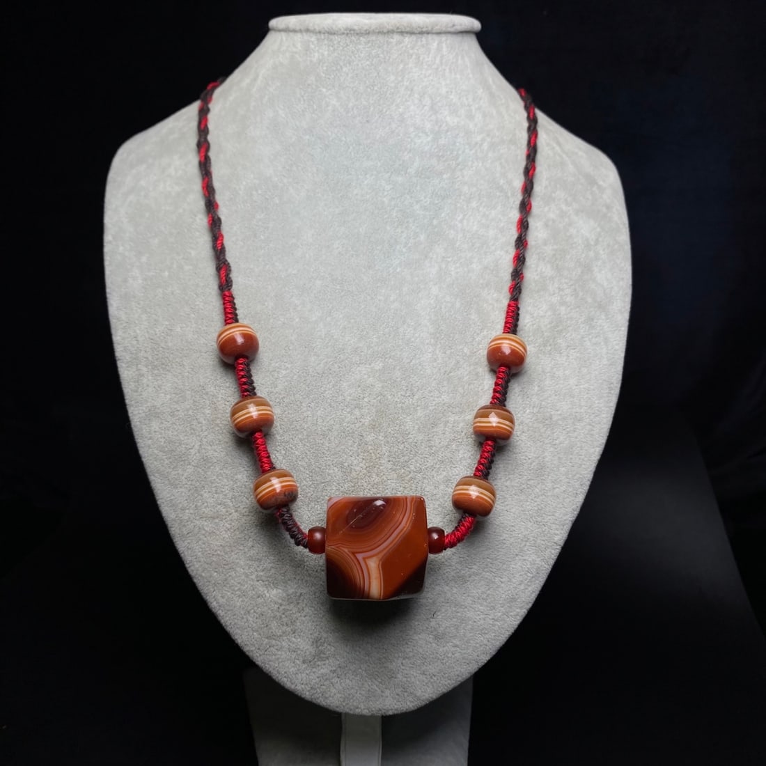 A Precious Agate Necklace - 9