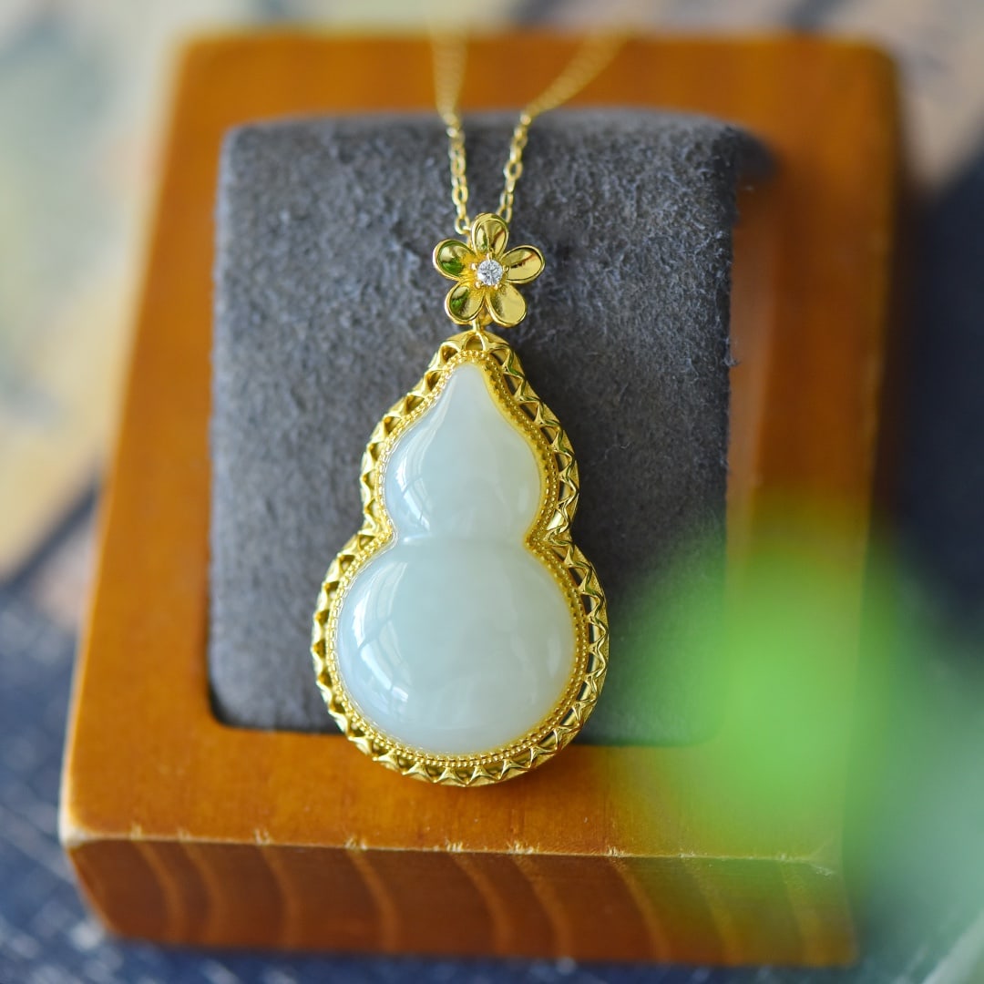 An Exquisite Sterling Silver-Gold Plated Inlaid White Jade Necklace: An Exquisite Sterling Silver-Gold Plated Inlaid White Jade Necklace,Size:0.8inx1.5in 纯银镀金镶白玉项链