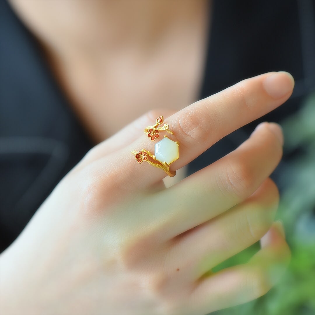 An Exquisite Sterling Silver Inlaid White Jade Flower Pattern Ring: An Exquisite Sterling Silver Inlaid White Jade Flower Pattern Ring,Size:0.4inx0.4in 纯银镶白玉花卉纹戒指