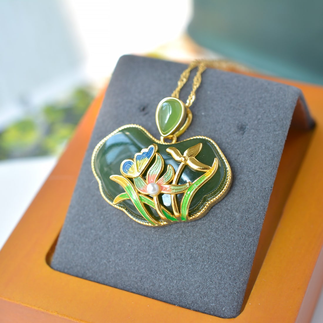 An Exquisite Sterling Silver-Gold Plated Inlaid Jasper Necklace: An Exquisite Sterling Silver-Gold Plated Inlaid Jasper Necklace,Size:0.6inx0.9in 纯银镀金镶碧玉项链