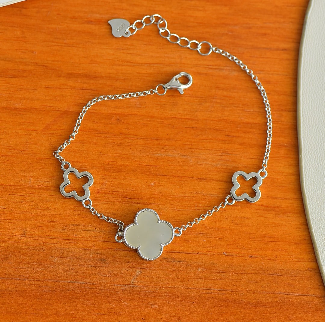 An Exquisite Sterling Silver Inlaid White Jade Bracelet: An Exquisite Sterling Silver Inlaid White Jade Bracelet,Size:0.5inx0.5in 纯银镶白玉手链