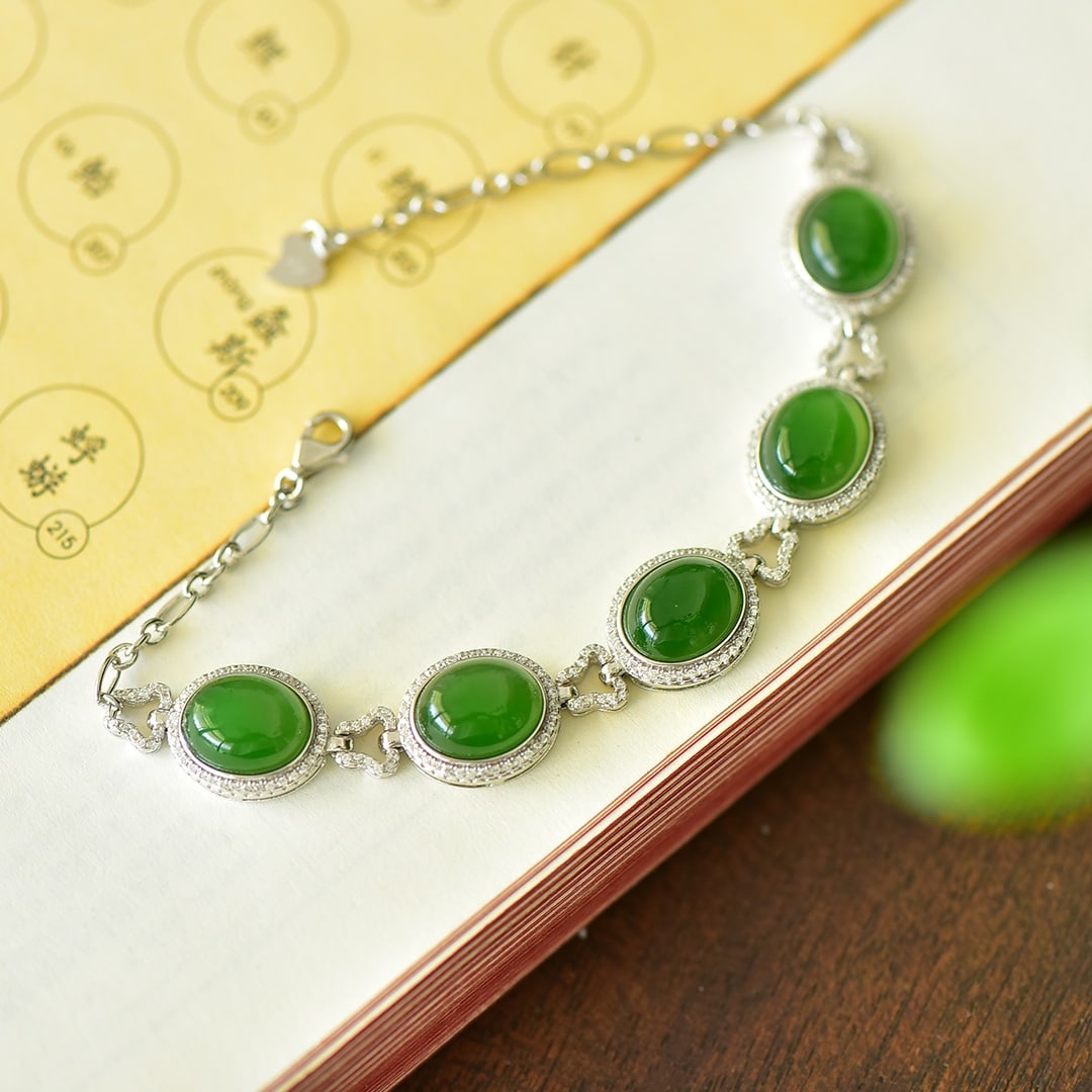 An Exquisite Sterling Silver Inlaid Jasper Bracelet,Inlaid Diamond: An Exquisite Sterling Silver Inlaid Jasper Bracelet,Inlaid Diamond,Size:0.5inx0.7in 纯银镶碧玉手链,嵌钻石