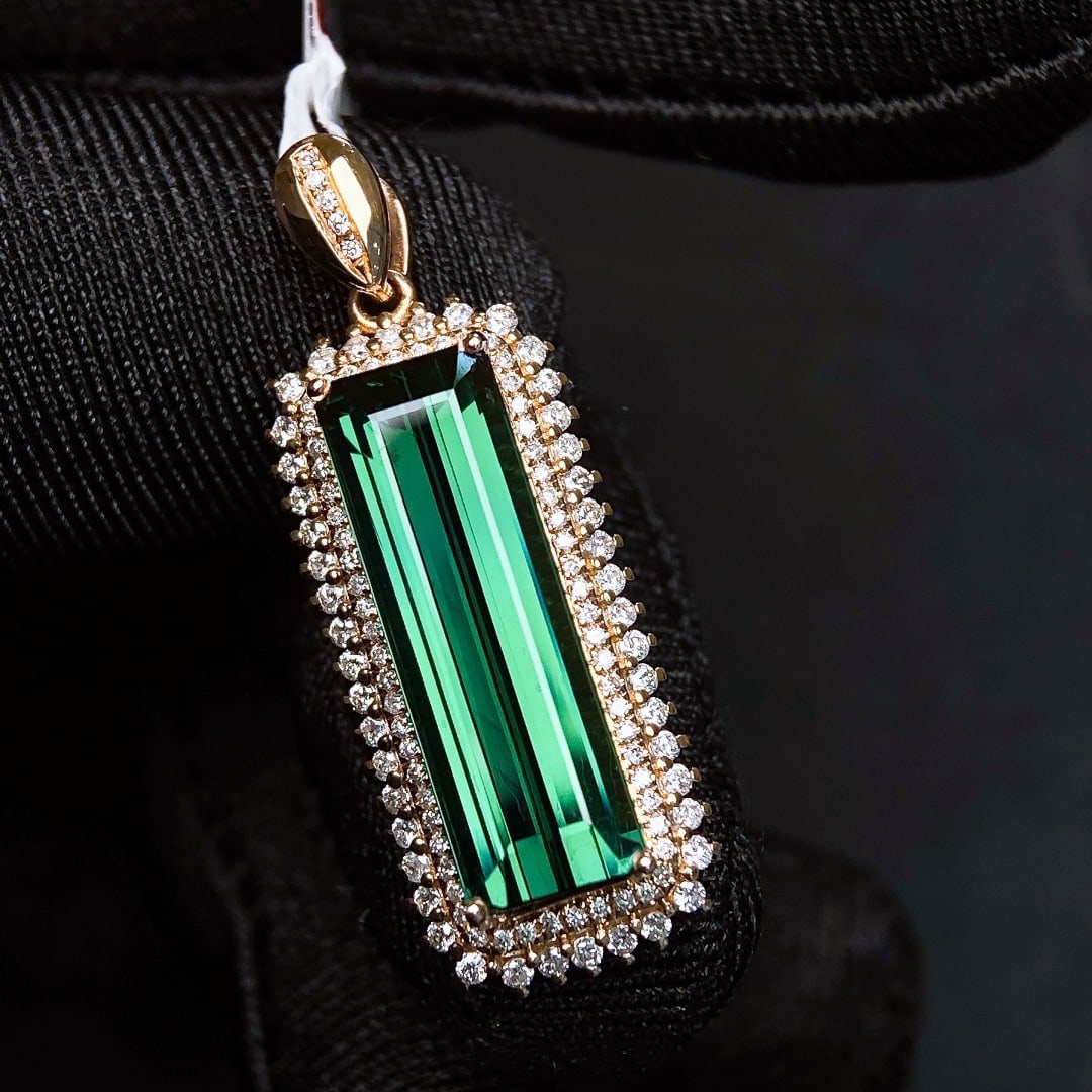 7.57Ctw Natural Tourmaline Necklace: 7.57Ctw Natural Tourmaline Necklace,Size:0.8inx0.3in 7.57Ctw天然碧玺项链