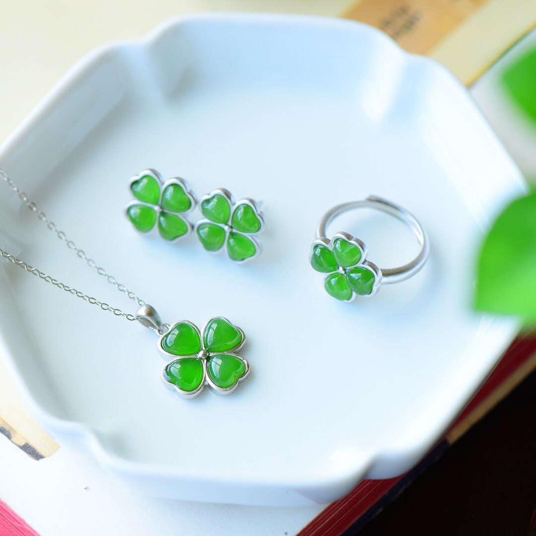 A Set of Fine Sterling Silver Inlaid Jasper Jewelry: A Set of Fine Sterling Silver Inlaid Jasper Jewelry,Size:(Necklace)0.6inx0.9in,(Ring)0.5inx0.5in,(Earring)0.5inx0.5in 一套纯银镶碧玉首饰