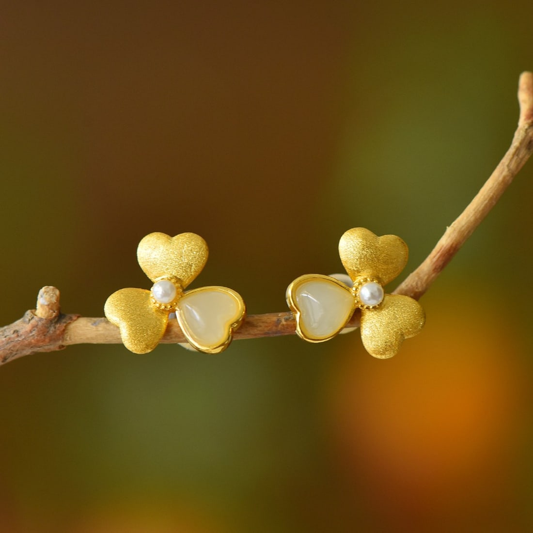 A Pair of Exquisite Sterling Silver-Gold Plated Inlaid White Jade Earrings: A Pair of Exquisite Sterling Silver-Gold Plated Inlaid White Jade Earrings,Size:0.2inx0.2in 一对纯银镀金镶白玉耳钉