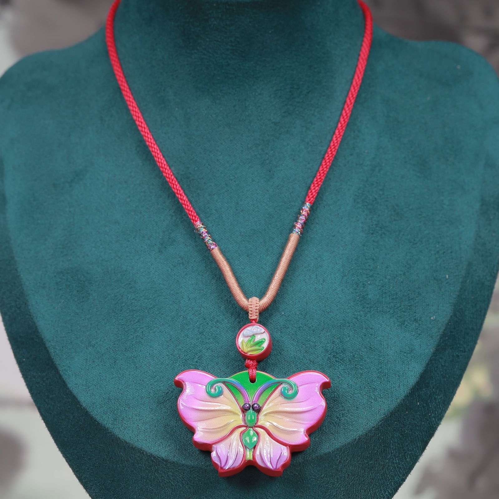 An Exquisite Cinnabar Butterfly Pattern Pendant: An Exquisite Cinnabar Butterfly Pattern Pendant, Size:1.6inx1.2in, Weight:23g 朱砂蝴蝶纹挂件