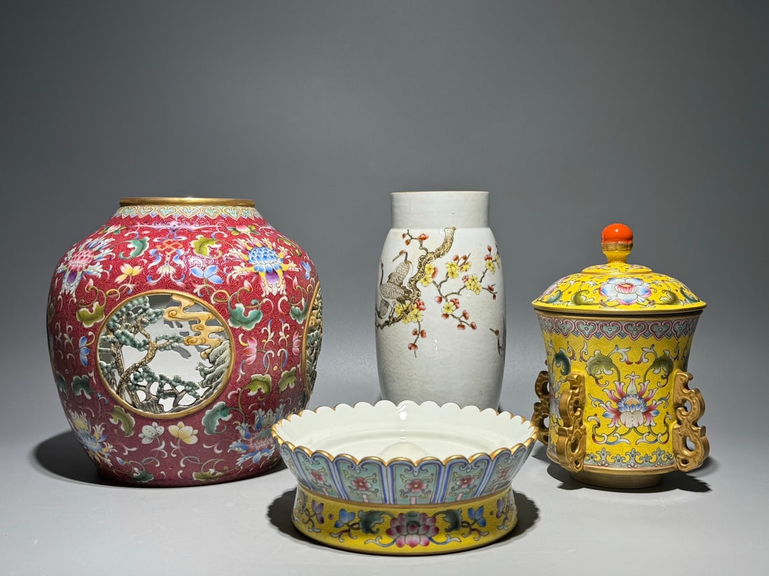 A Huge Red Ground Enamel Lotus Pattern Bottle - 5