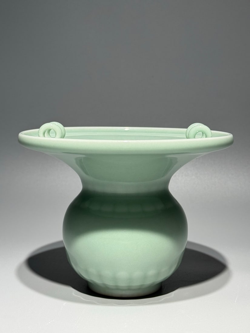An Exquisite Celadon Glazed Vase: An Exquisite Celadon Glazed Vase,Qing Dynasty,China,Yongzheng Six-character Mark,Size:5.2inx6.5in 