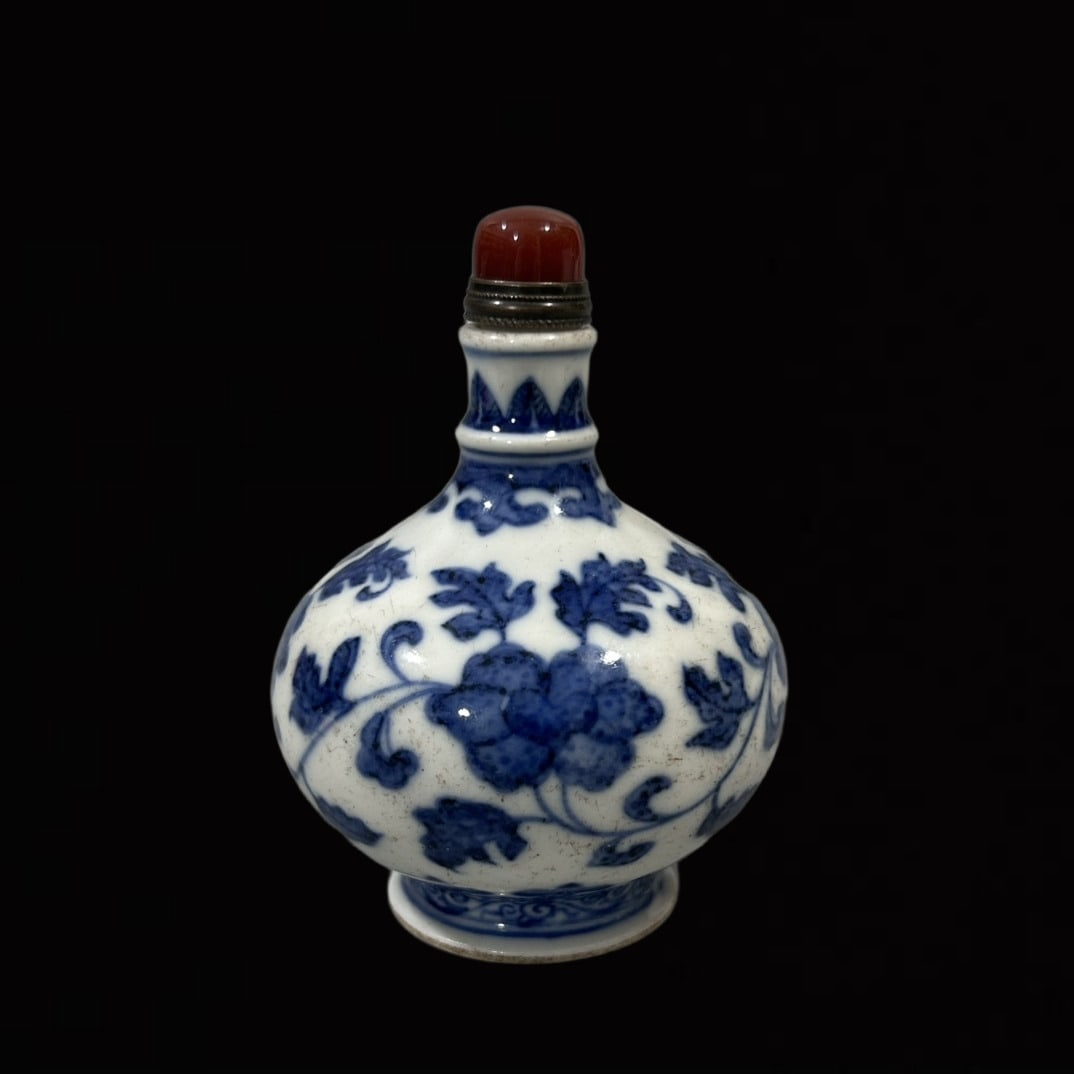 An Exquisite Blue and White Lotus Pattern Snuff Bottle: An Exquisite Blue and White Lotus Pattern Snuff Bottle,Qing Dynasty,China,Yongzheng Four-character Mark,Size:2.2inx3.4in