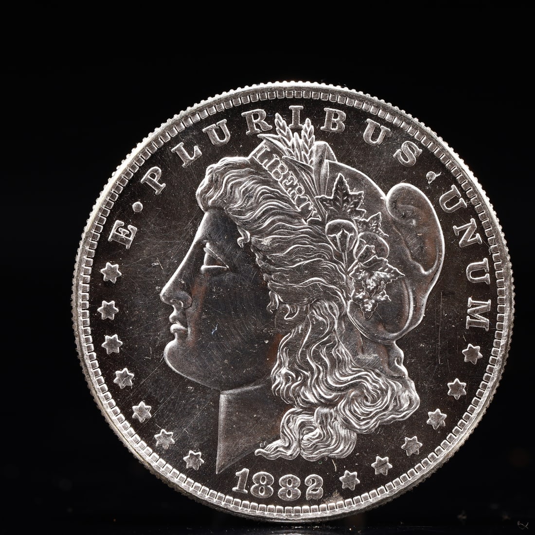 USA Morgan Dollar 1882 Coin: Obv: profile bust with date below and E PLURIBUS UNUM legend and stars around. Rev: eagle with In God we trust above within wreath with UNITED STATES OF AMERICA ONE DOLLAR legend. IN GOD WE TRUST / LI