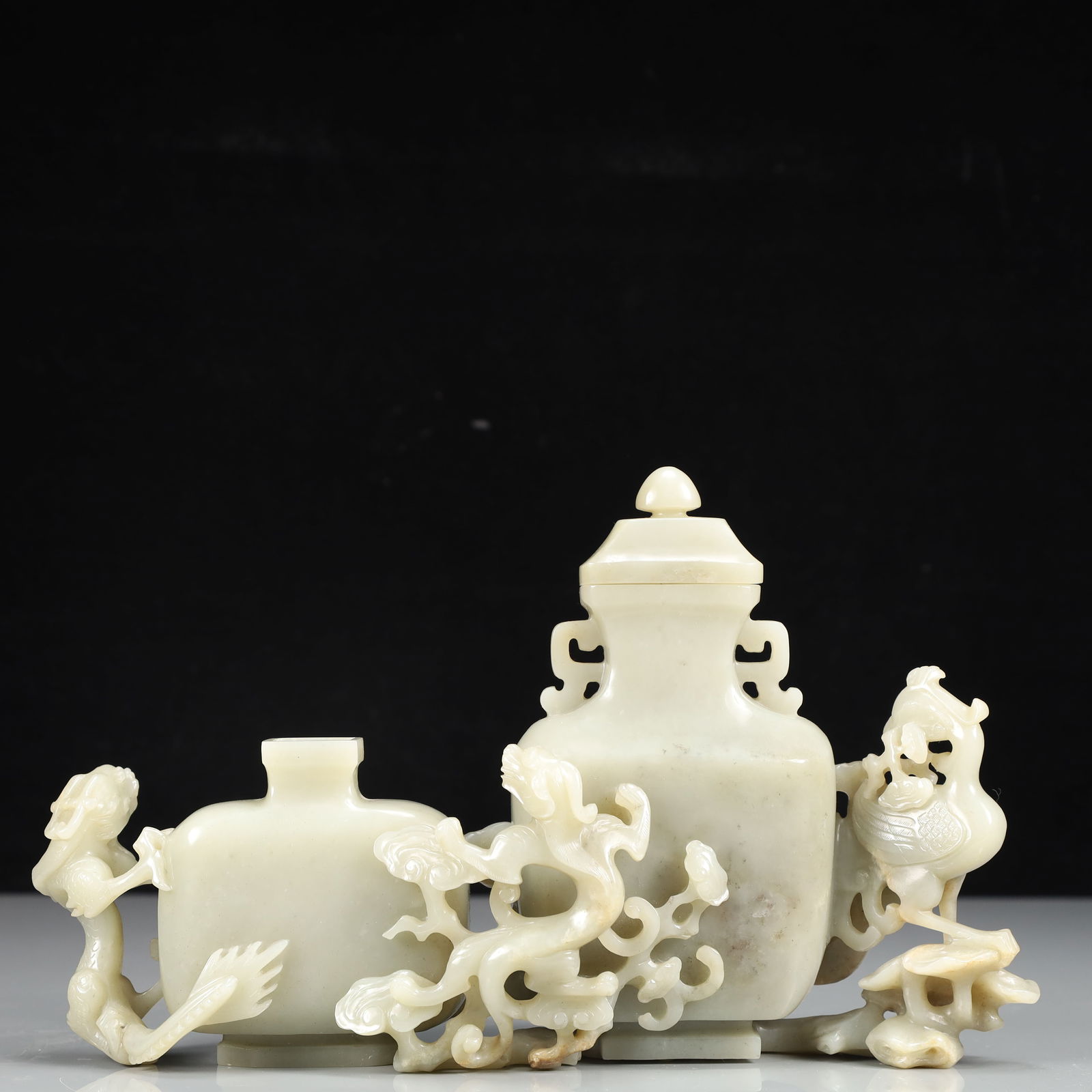 An Exquisite Sapphire Dragon and Phoenix Pattern Vase: An Exquisite Sapphire Dragon and Phoenix Pattern Vase, Qing Dynasty, China, Size:10.6inx2.8inx6.7in, Weight:1685g