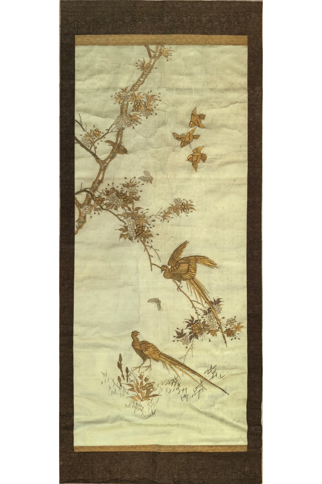 An exquisite gold embroidered bird image: An exquisite gold silk embroidered bird picture, Qing Dynasty, China, embroidery technology used needles and threads on fabrics to embroider various exquisite patterns and patterns on the fine