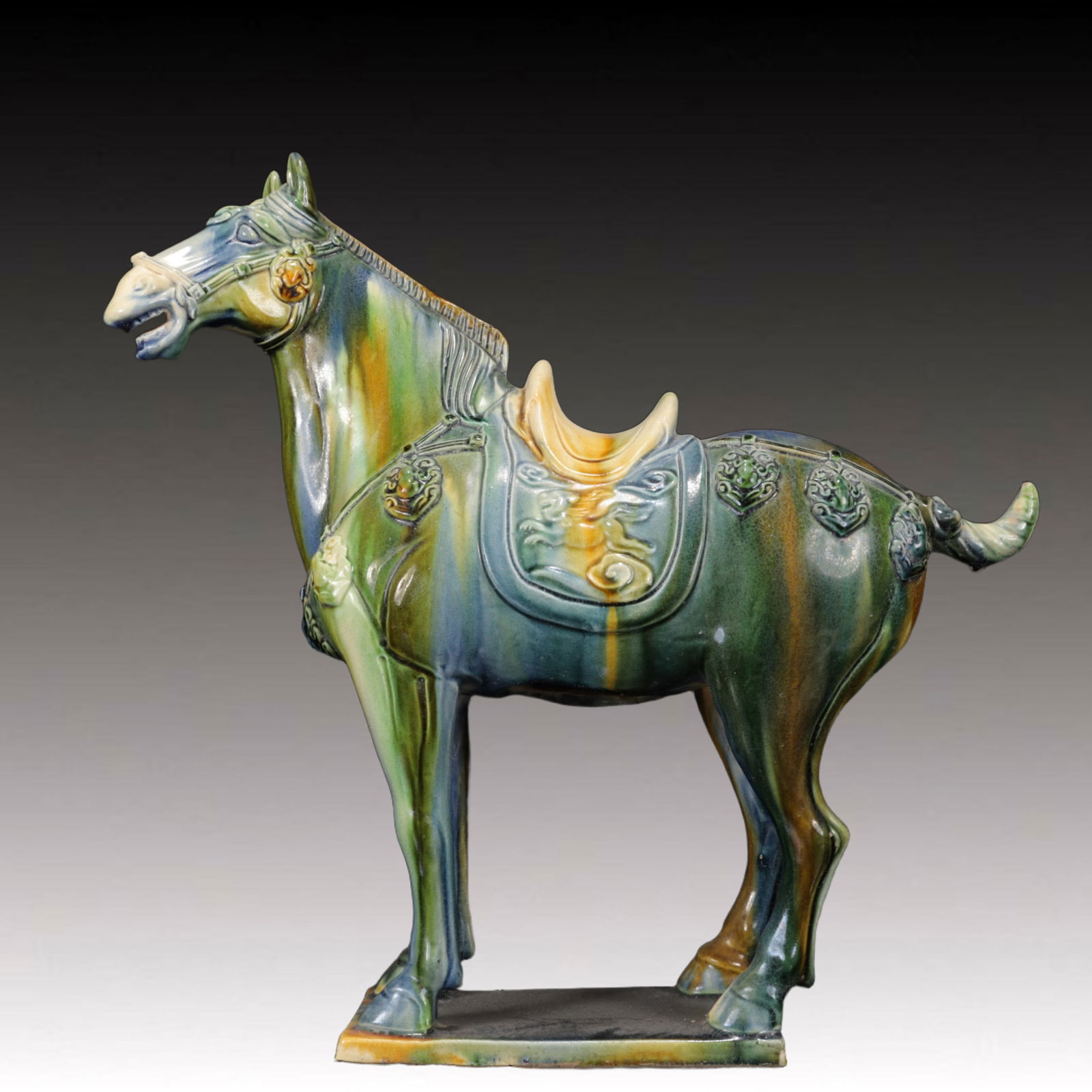 An Rare Tang Tri-Color Glazed Pottery Horse Ornament: An Rare Tang Tri-Color Glazed Pottery Horse Ornament,Tang Dynasty,China,Size:17.7inx4.7inx17.3in,Weight:4400g 唐三彩骏马摆件,中国唐代